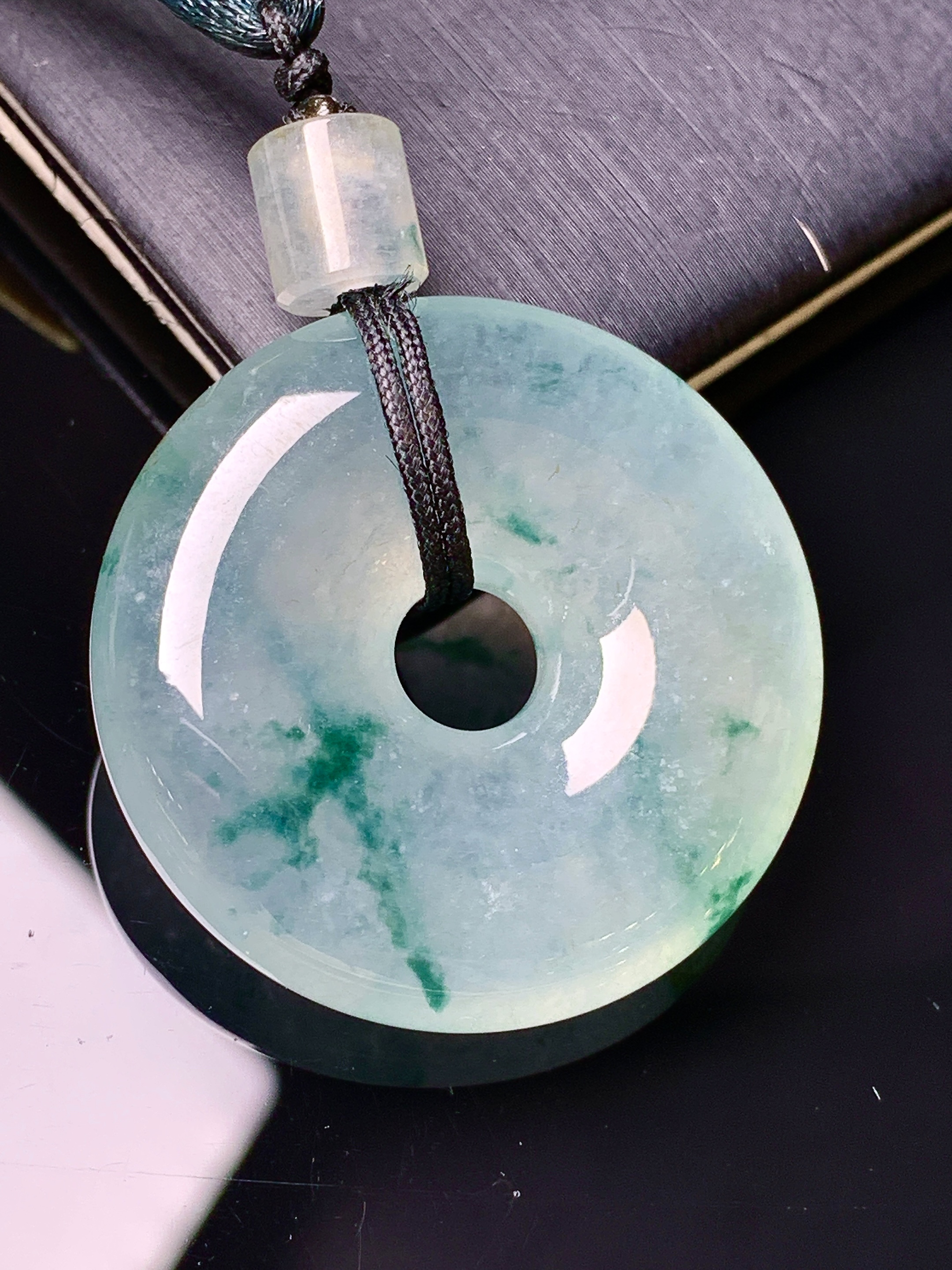 飘绿平安环吊坠 玉质细腻 色泽艳丽清新 水润亮眼 整体尺寸31.3*7.8 j3