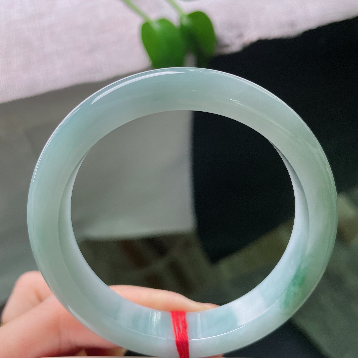 58.2/12.6/8.4，飘花正圈，冰润清透玉底澄澈干净，一抹墨绿悠然飘落镯身，水墨写意，腕间漫出清冷诗意。ss59346a
