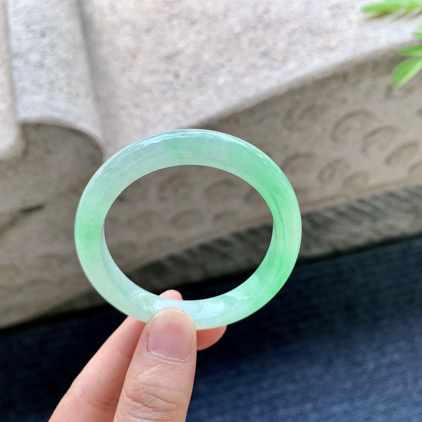贵妃51 52 圈口52.6/46/8.3/7 编码GF092328 阳绿，水润，种老，细腻，有纹线