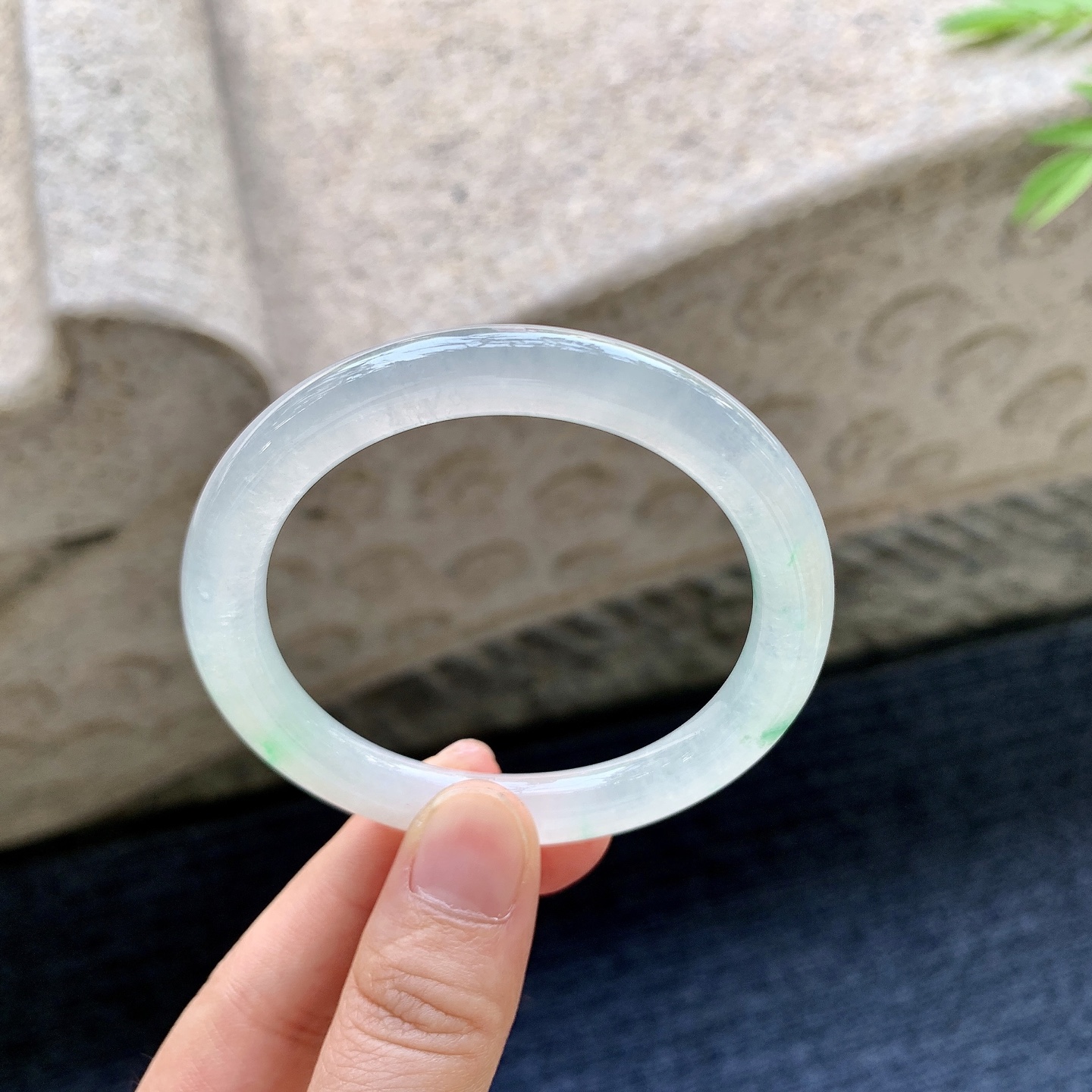 圆条51 52 圈口52.3/7.7/8.1 编码GF092389 冰糯飘绿，水润，种老，细腻，打灯有纹线