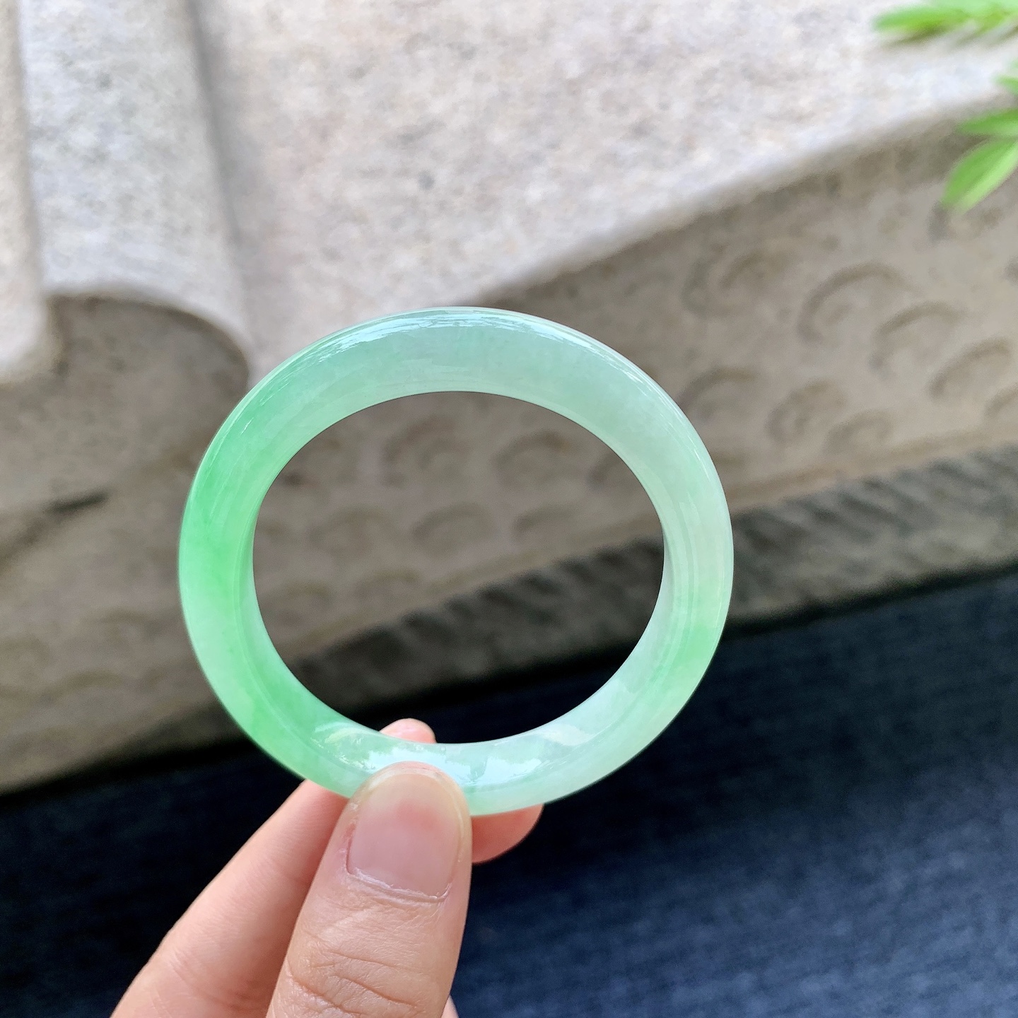 贵妃51 52 圈口52.6/46/8.3/7 编码GF092328 阳绿，水润，种老，细腻，有纹线