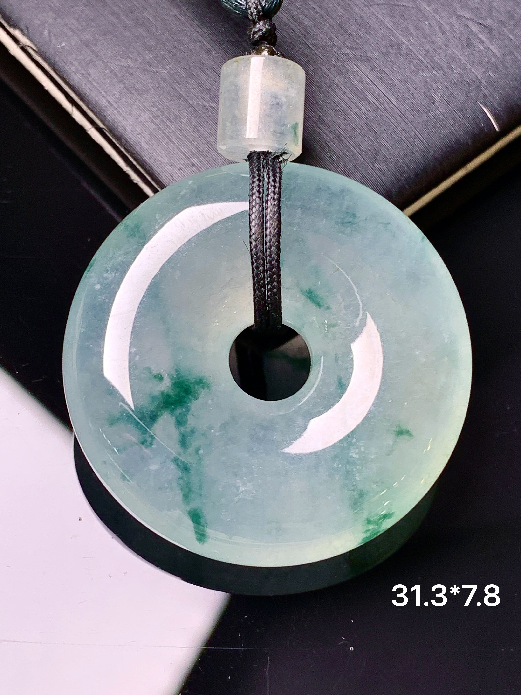飘绿平安环吊坠 玉质细腻 色泽艳丽清新 水润亮眼 整体尺寸31.3*7.8 j3