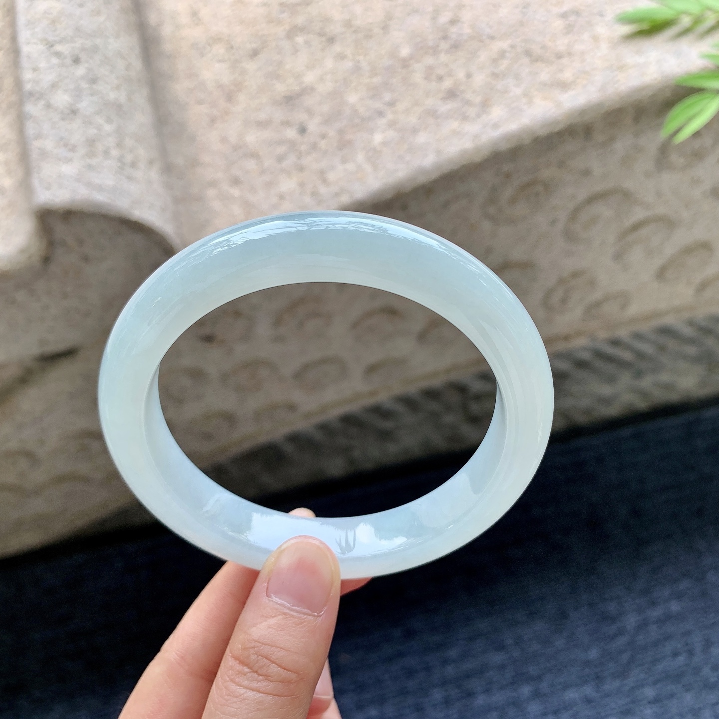 正圈64 65 圈口65/12.8/9.5 编码T1092304 糯冰底色，水润，种老，细腻，无裂