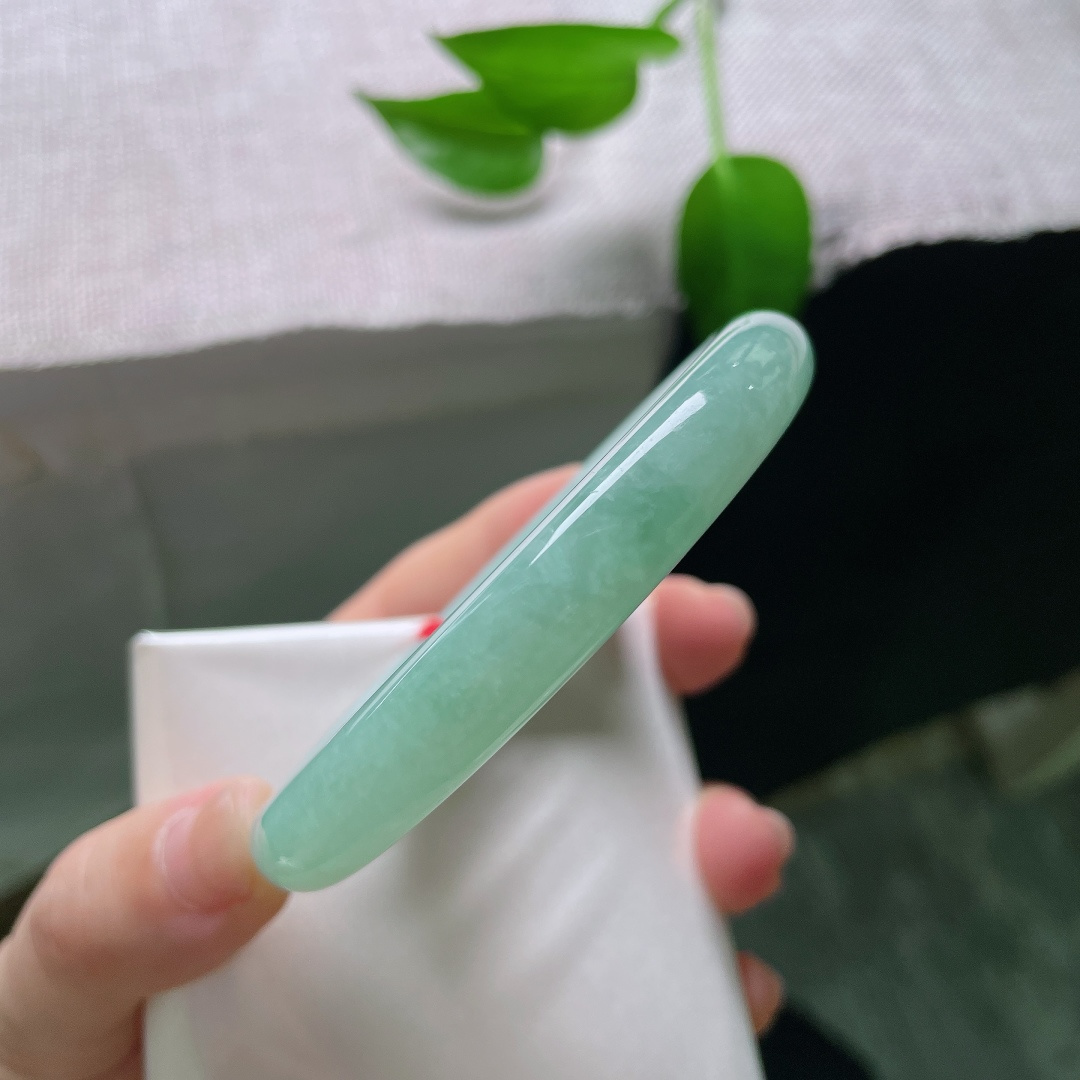 58.7/9.9，果绿圆条，棉线，玉质干净柔和，果绿深浅错落，恰似春日林间刚冒头的新叶，生机盎然。ss59645a