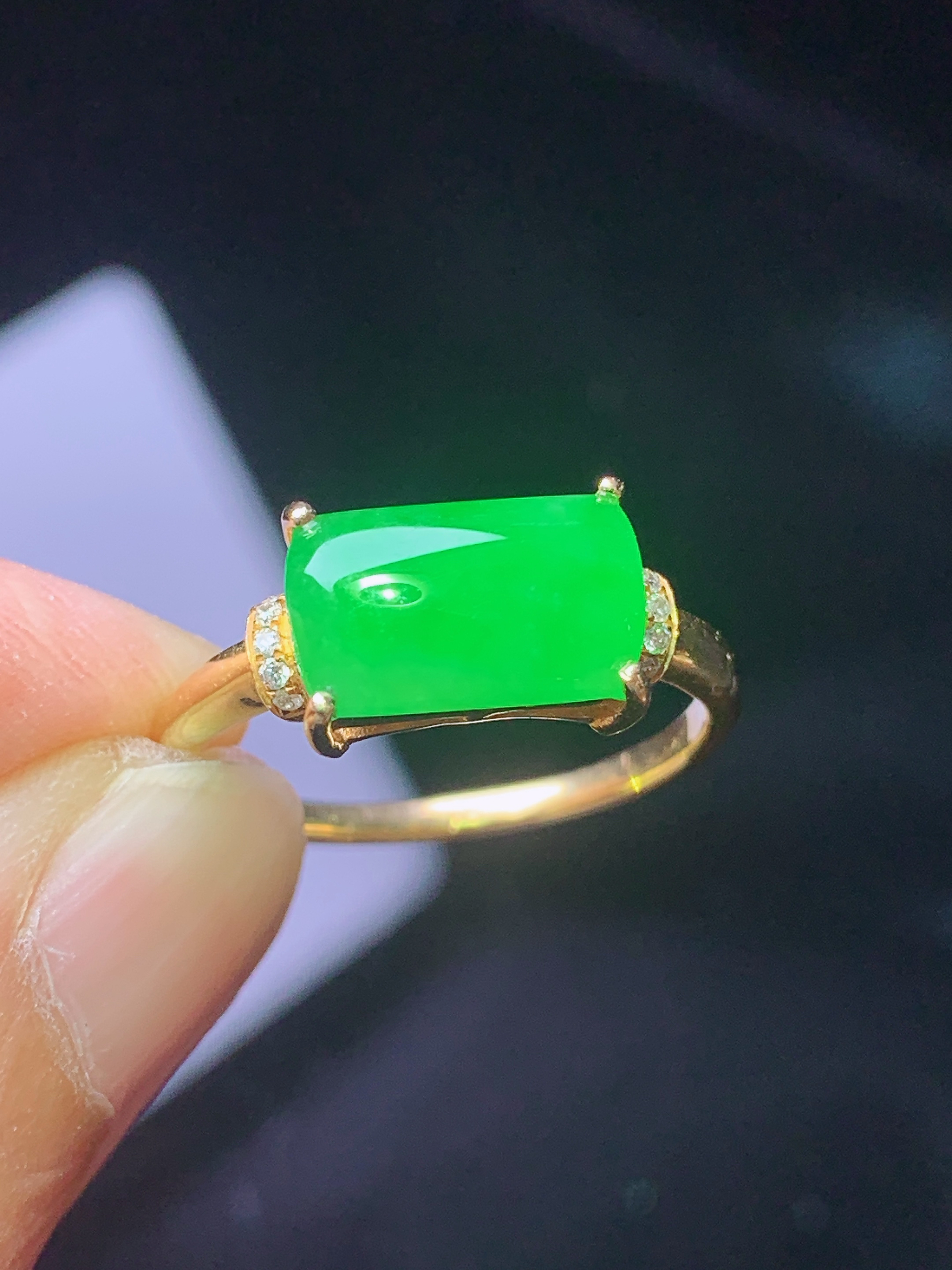 18k金钻镶嵌阳绿马鞍戒指 玉质细腻 色泽艳丽清新 水润亮眼 圈口15 裸石尺寸12.7*5.2*3.5 h1