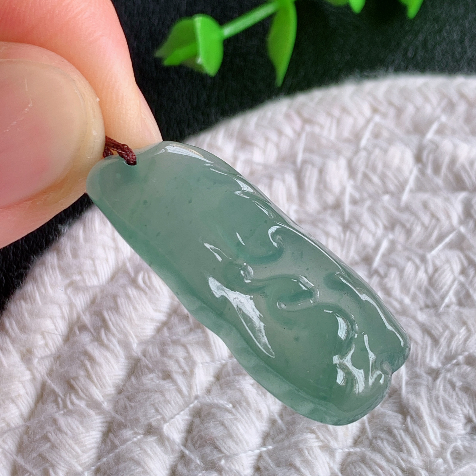 老坑冰润莲花挂件，种水上乘，肉质水润细腻，晶体结构致密，莹润通透，颜色清爽干净，色泽纯正  W03.20  尺寸：34.3-14-5.2mm