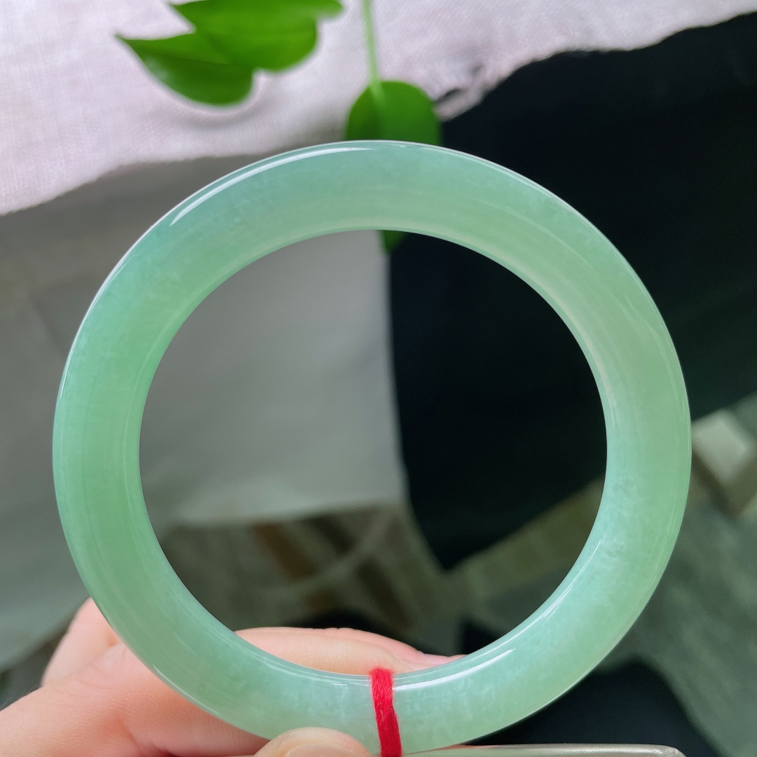 56.5/9.4，绿底圆条，无裂，玉质冰润细腻通透，柔和果绿匀净弥散，圆条线条流畅，复古形制尽显雅致风情。ss59646a
