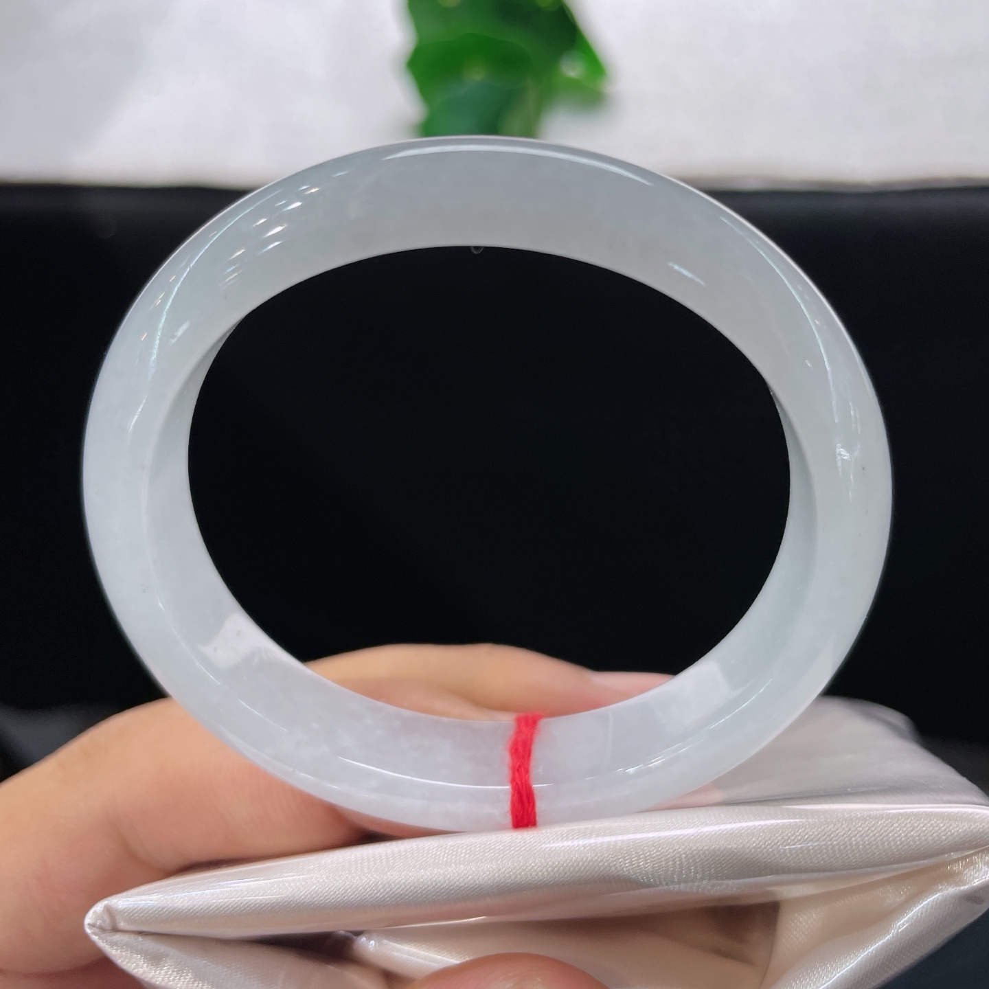 天然翡翠手镯 圈口52/11.5/6.8，白冰贵妃，50/51可戴，素净冰白，腕间一轮月光，无裂。