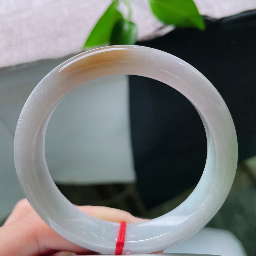 55.6/11.9/8.3，黄翡正圈，晶体，冰润底色干净柔和，一抹暖黄翡俏色点缀镯身，温润雅致，鸿运