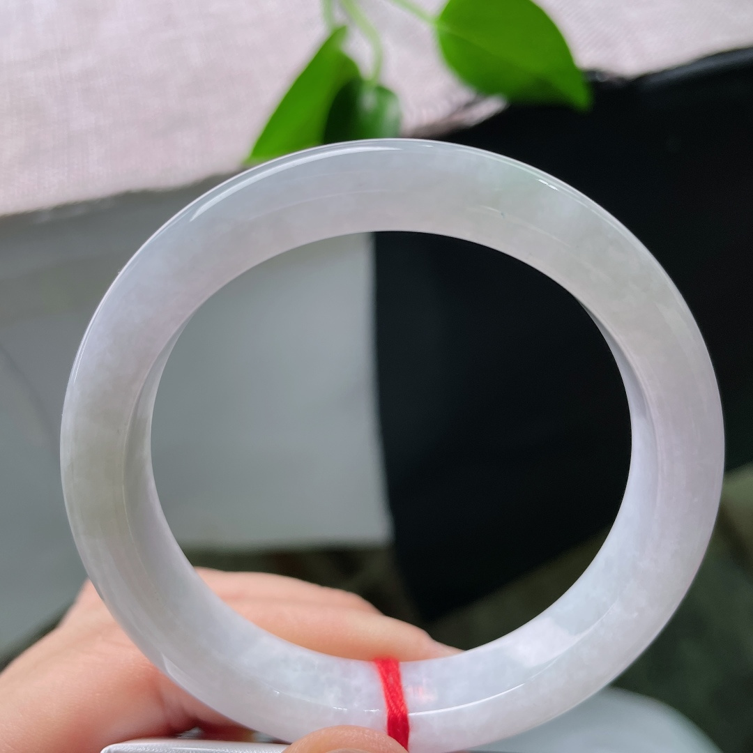 56.7/11.6/8.5，白月光正圈，一点皮纹，底子匀净细腻，光泽温润内敛，素面留白，演绎简约玉石美感。ss59598a