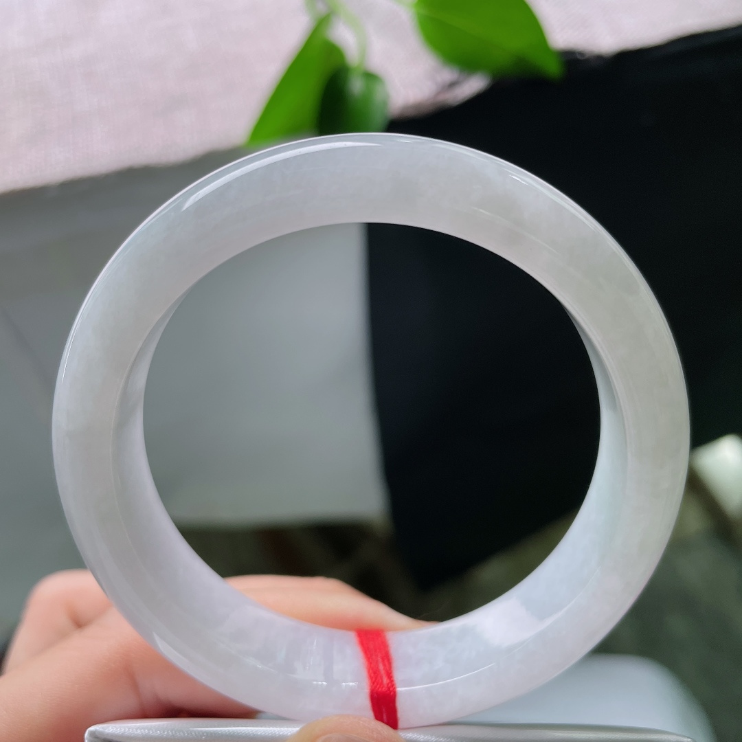 56.2/13.5/8.6，白月光正圈，一点皮纹，质地温润干净，色调素雅，上手清冷。ss59594a