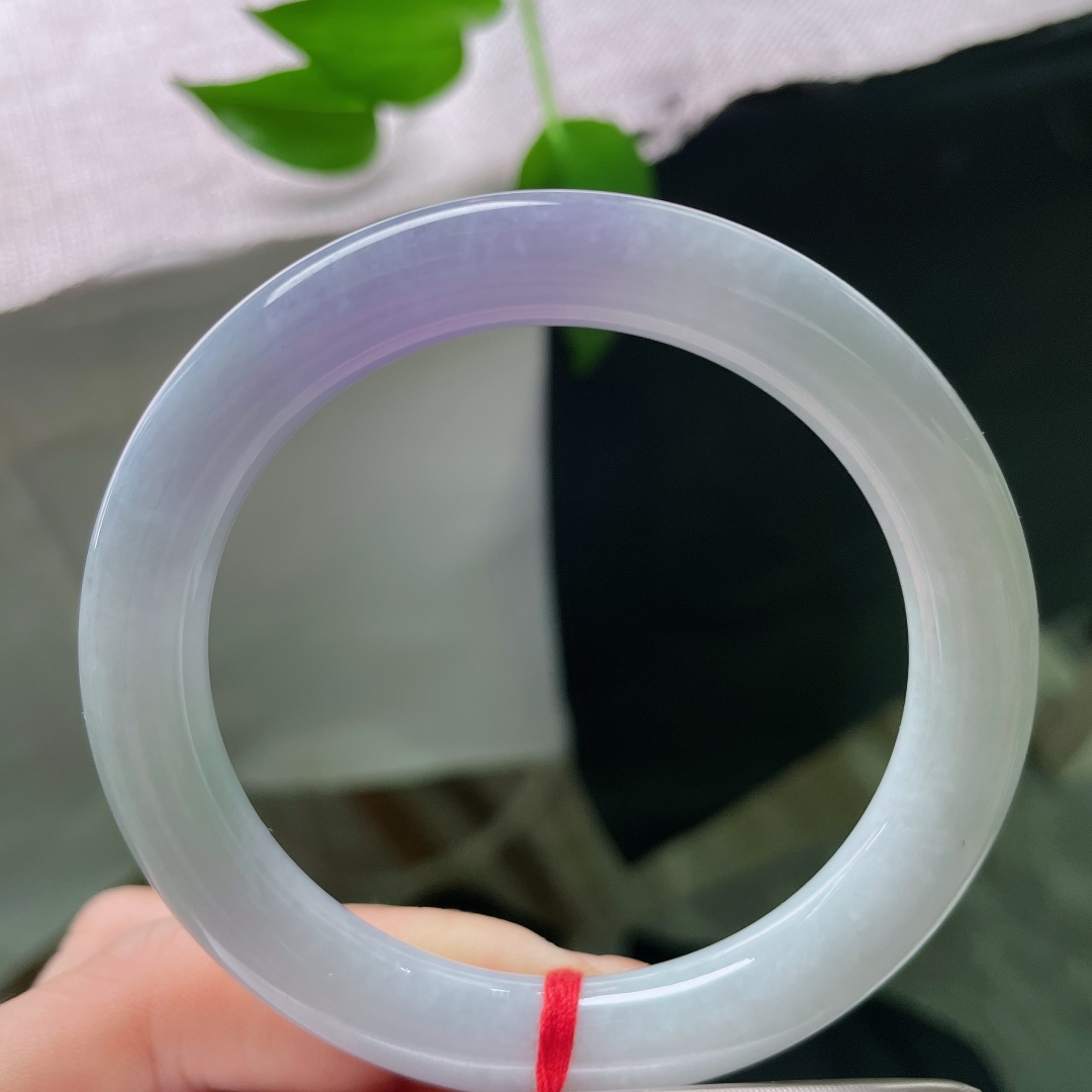56/9.3，圆条，无裂，圆条镯型贴合手腕，朦胧素雅恬淡，没有浓烈艳色，简约耐看尽显女子柔情。ss5