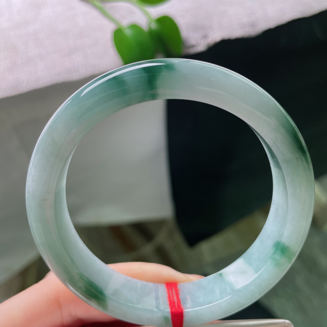 58/13.2/8.5，飘花正圈，棉线，水润细腻，飘花如流云漫过山岗，悠悠缓缓，安静地栖在玉镯之上。