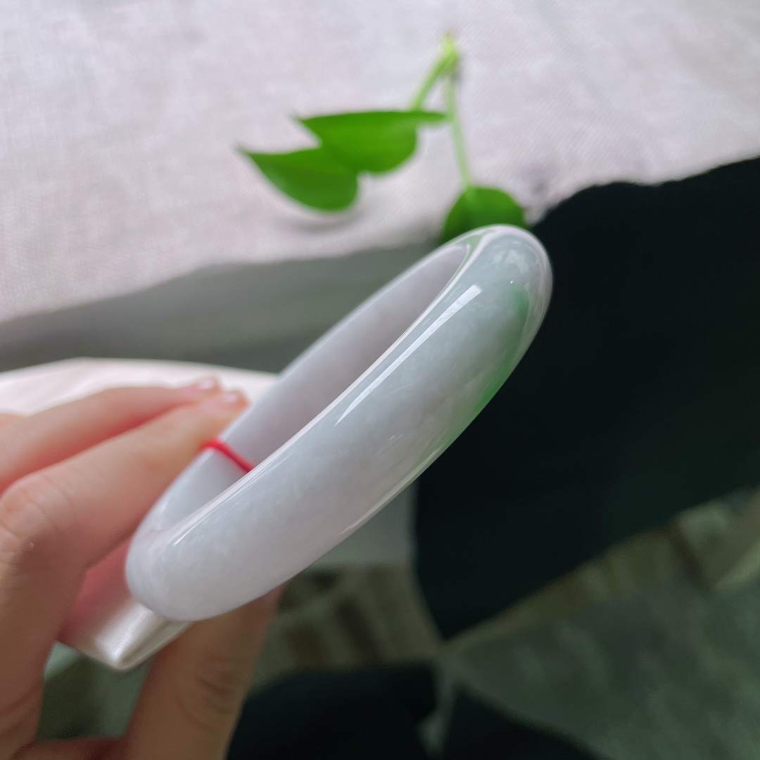 60.8/12.7/8.9，淡紫正圈，一点皮纹，素白玉地温润匀净，几抹浅绿轻轻萦绕镯壁，色调清新柔和，简约款式自带悠然诗意。ss59518a