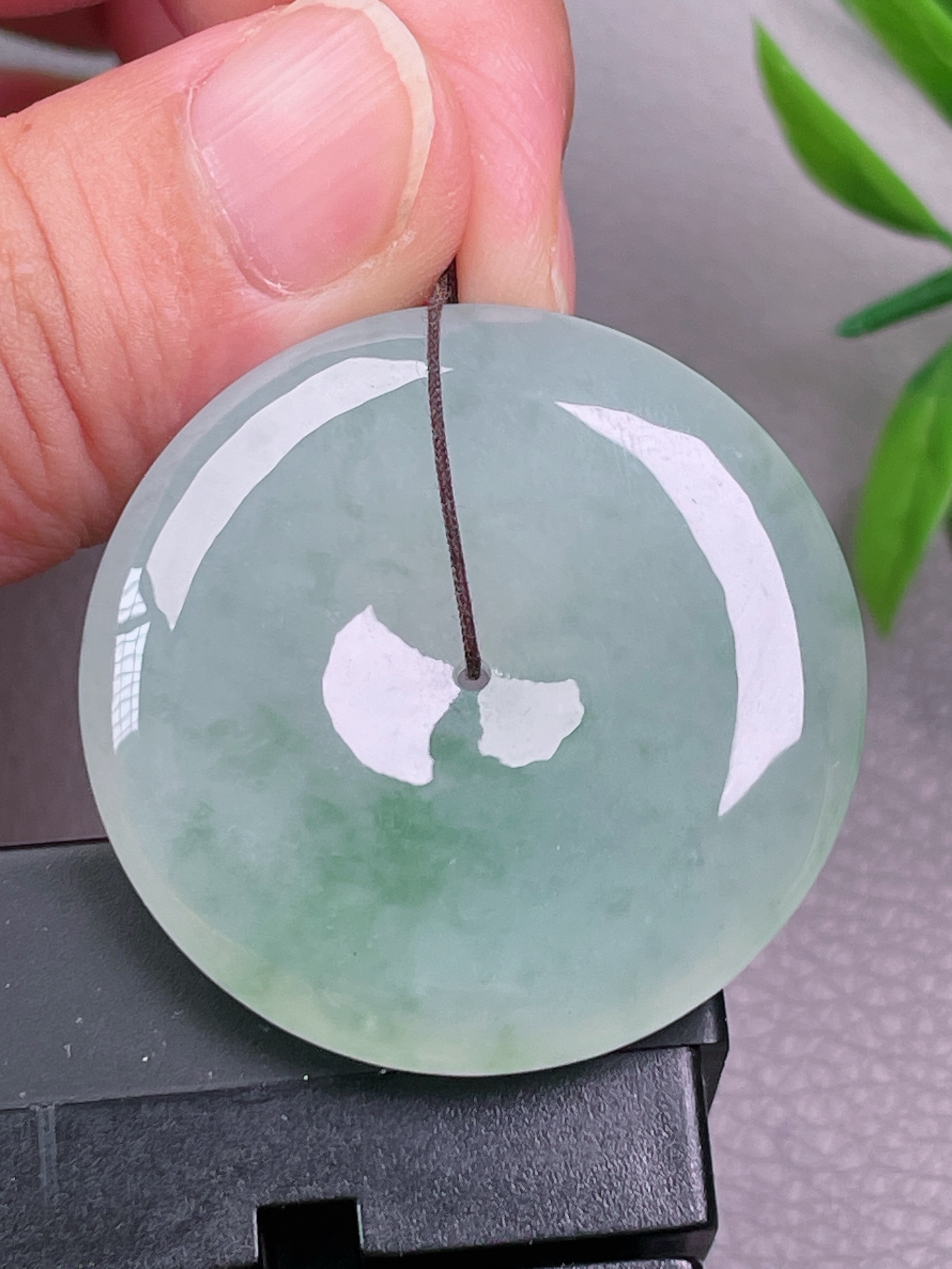 冰种平安扣，无裂，冰透水润，玉质油洁，起荧光，尺寸：37.3-6.7