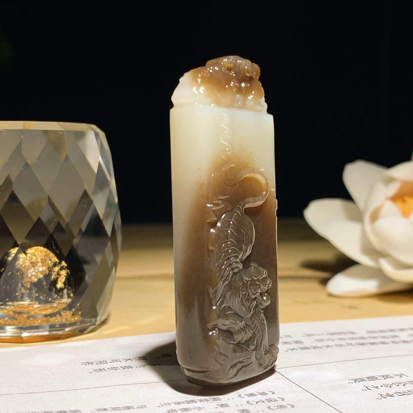 新疆和田玉白玉且末糖虎虎生威老虎挂件 尺寸59/24/10重31克。玉质细腻油润。手推出油。佩戴高端典雅。lt260921