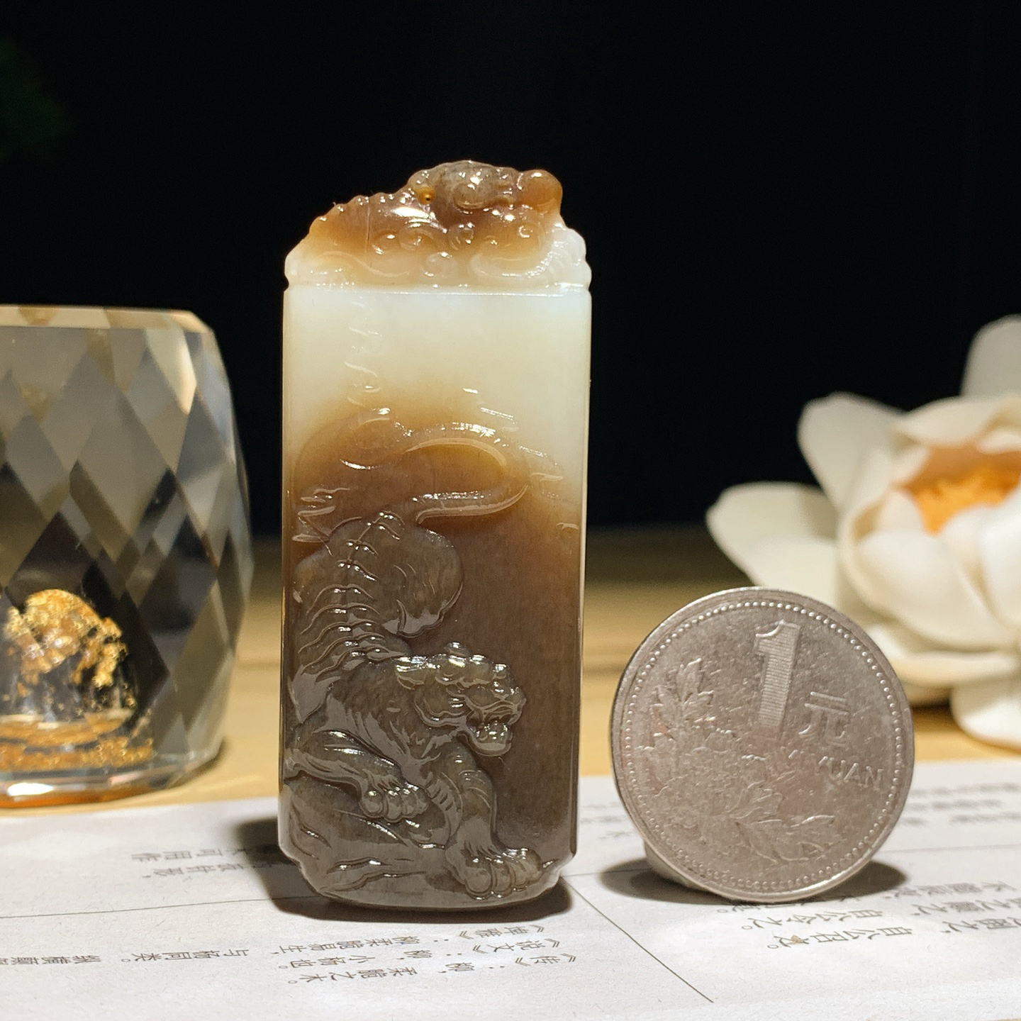 新疆和田玉白玉且末糖虎虎生威老虎挂件 尺寸59/24/10重31克。玉质细腻油润。手推出油。佩戴高端典雅。lt260921