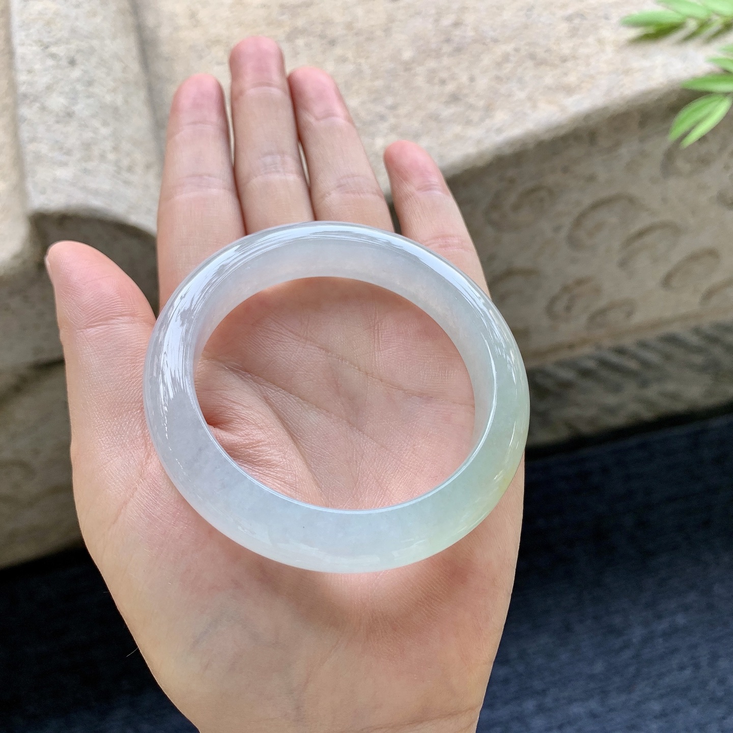 正圈51 52 圈口52.4/11.4/8.6 编码GF092324 冰糯飘黄翡，水润，种老，细腻，无裂