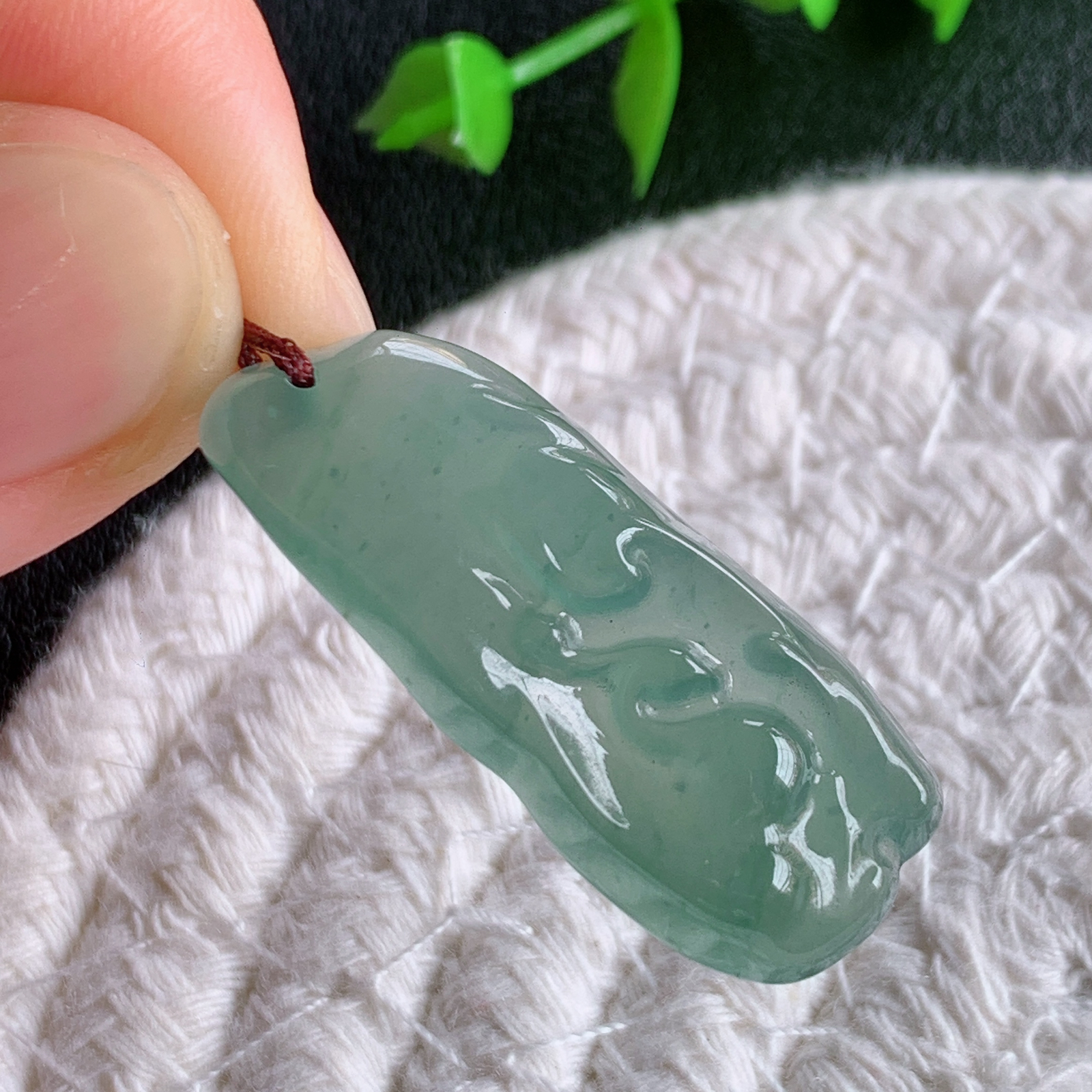 老坑冰润莲花挂件，种水上乘，肉质水润细腻，晶体结构致密，莹润通透，颜色清爽干净，色泽纯正  W03.20  尺寸：34.3-14-5.2mm