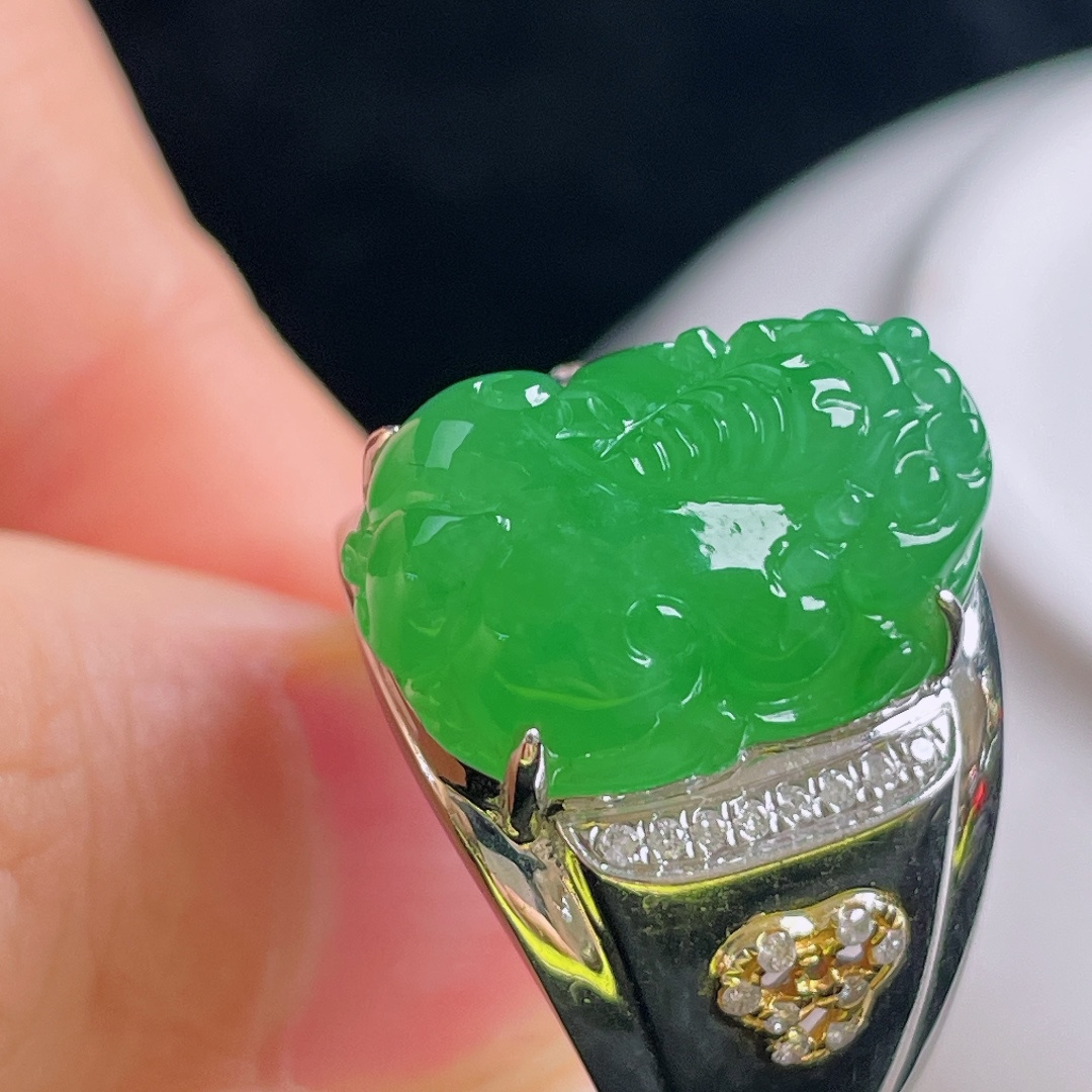 ️冰绿貔貅戒指，18k镶嵌，老种起光，细底通透，尺寸：裸石17.7/12.7/6.6mm0922