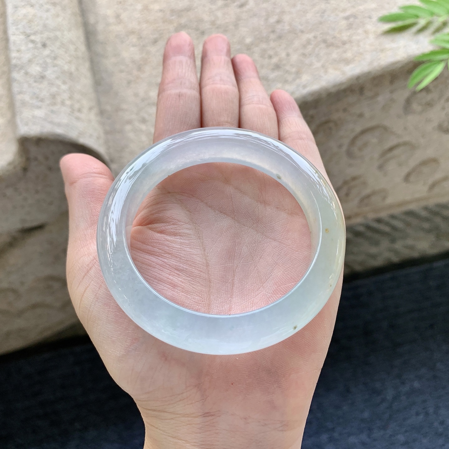 正圈55 56 圈口56.3/12.2/9.1 编码WW092360 冰糯飘黄翡，水润，种老，细腻，无裂