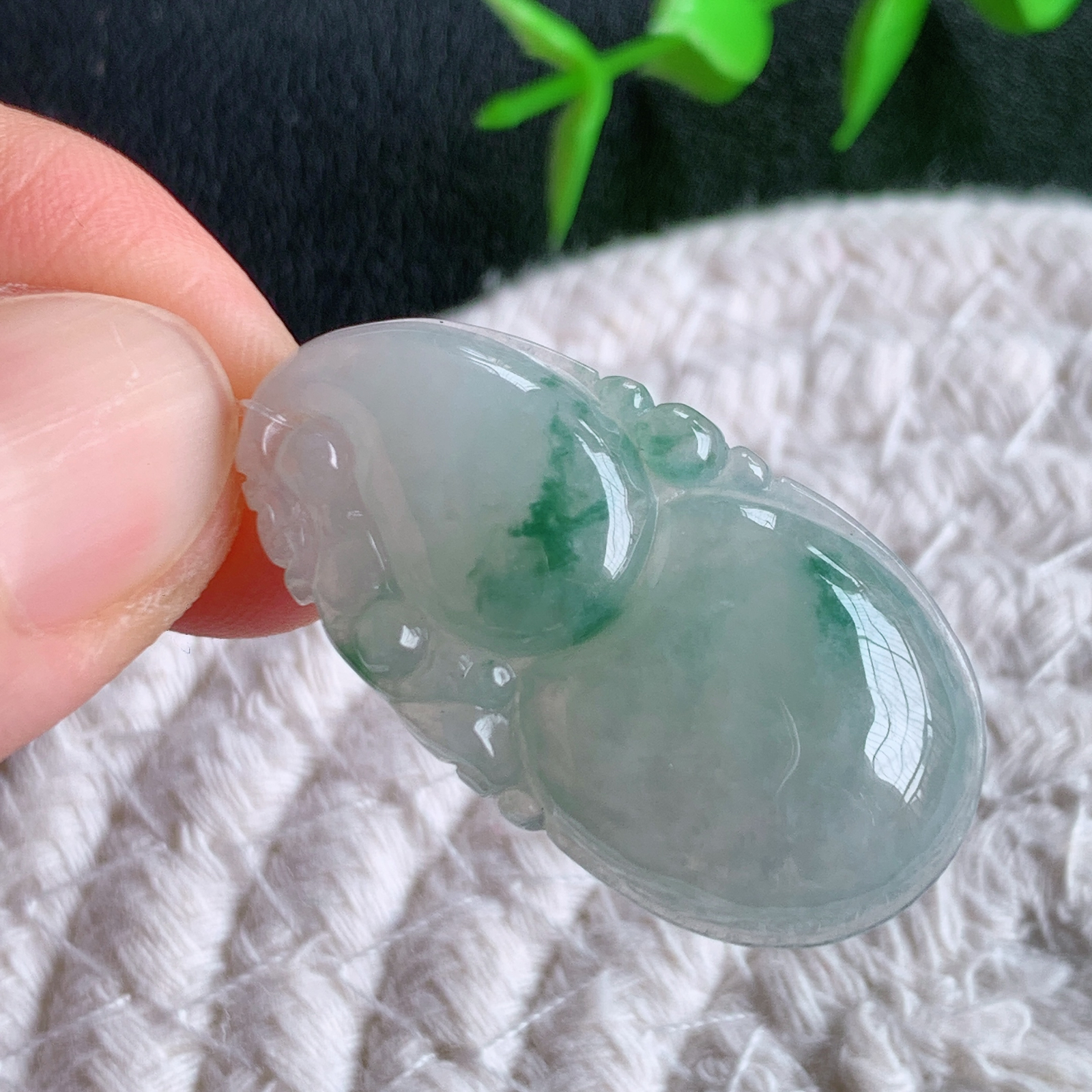 冰润飘花葫芦翡翠吊坠  寓意“福禄双全，加官进爵，财源滚滚” 莹润通透，抱满大气  清新脱俗    W49.20 尺寸：34.3-18-5.8mm