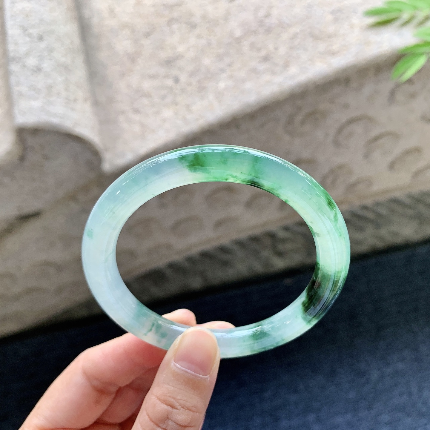 圆条53 54 圈口54.8/8/8.3 编码W6092317 冰飘绿花，水润，种老，细腻，打灯有纹线