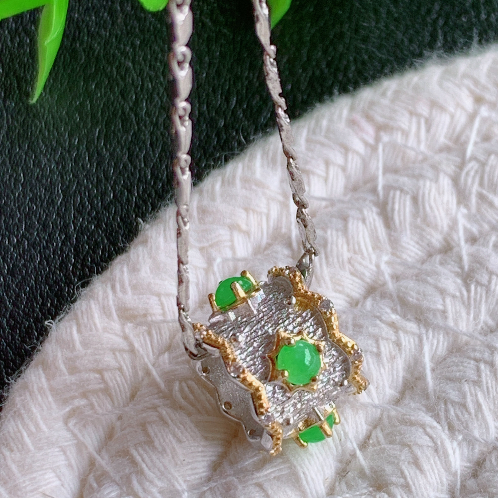 925银饰镶嵌冰润满绿路路通翡翠吊坠  款式新颖时尚，日常百搭的款。满满的份量感，清秀高雅，上身效果优雅迷人！性价比超值  W815.20 整体尺寸：9-13.5mm   裸石尺寸：2.5mm