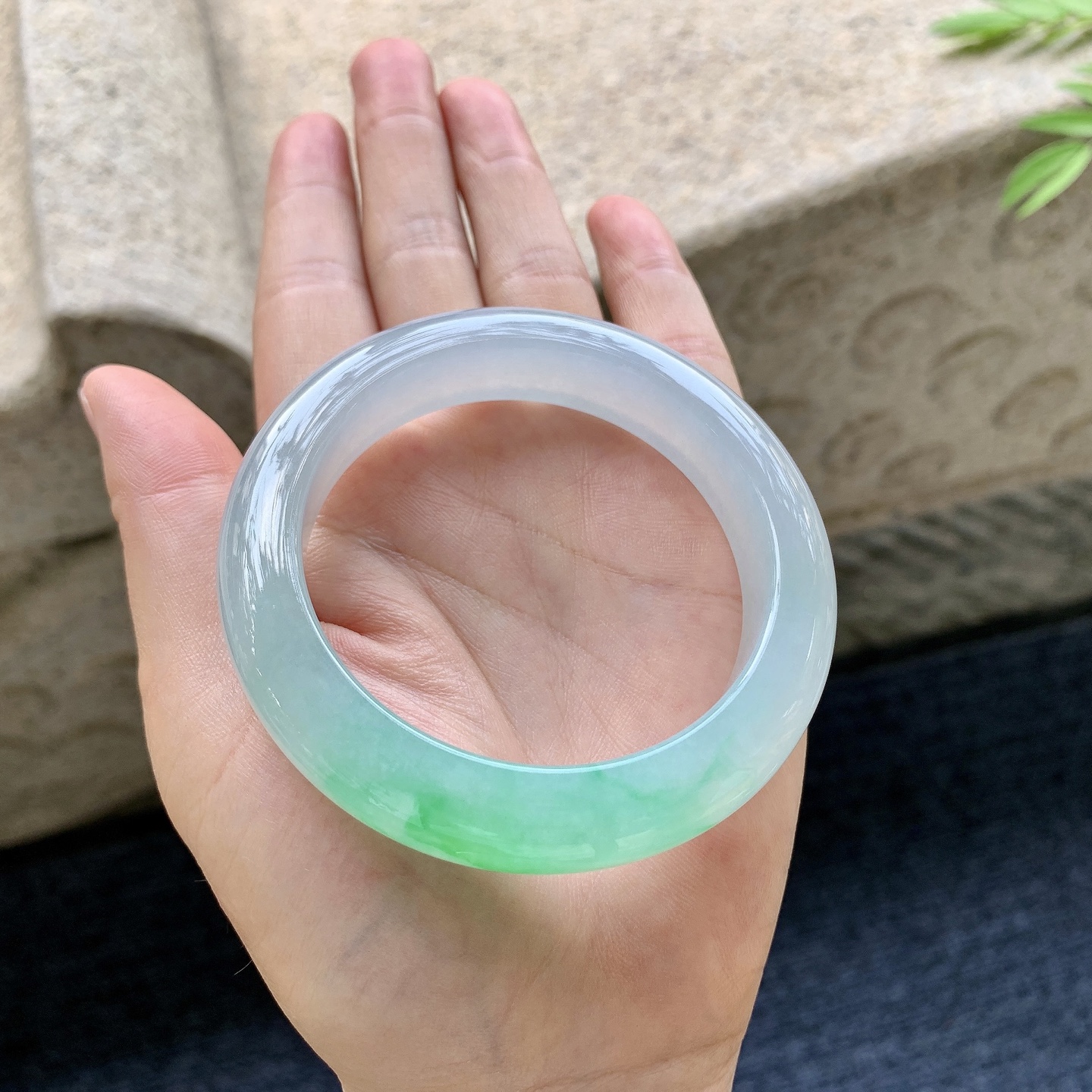 正圈53 54 圈口54.6/12.7/9.7 编码H3092356 冰糯飘阳绿，水润，种老，细腻，打灯有絮线