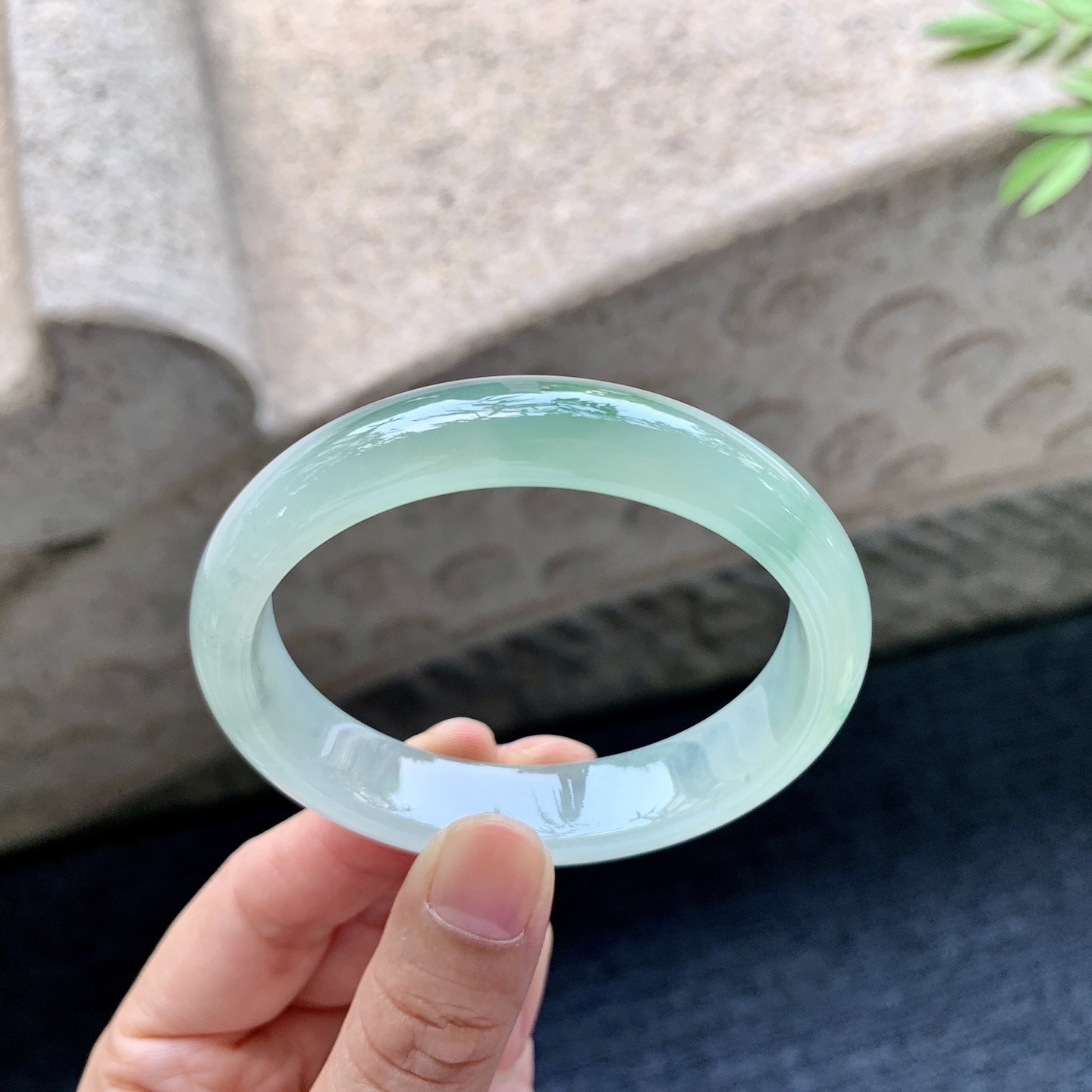 贵妃53 54 圈口54/46.9/12.3/7 编码GF092361 冰糯飘绿，水润，种老，细腻，打灯有棉线
