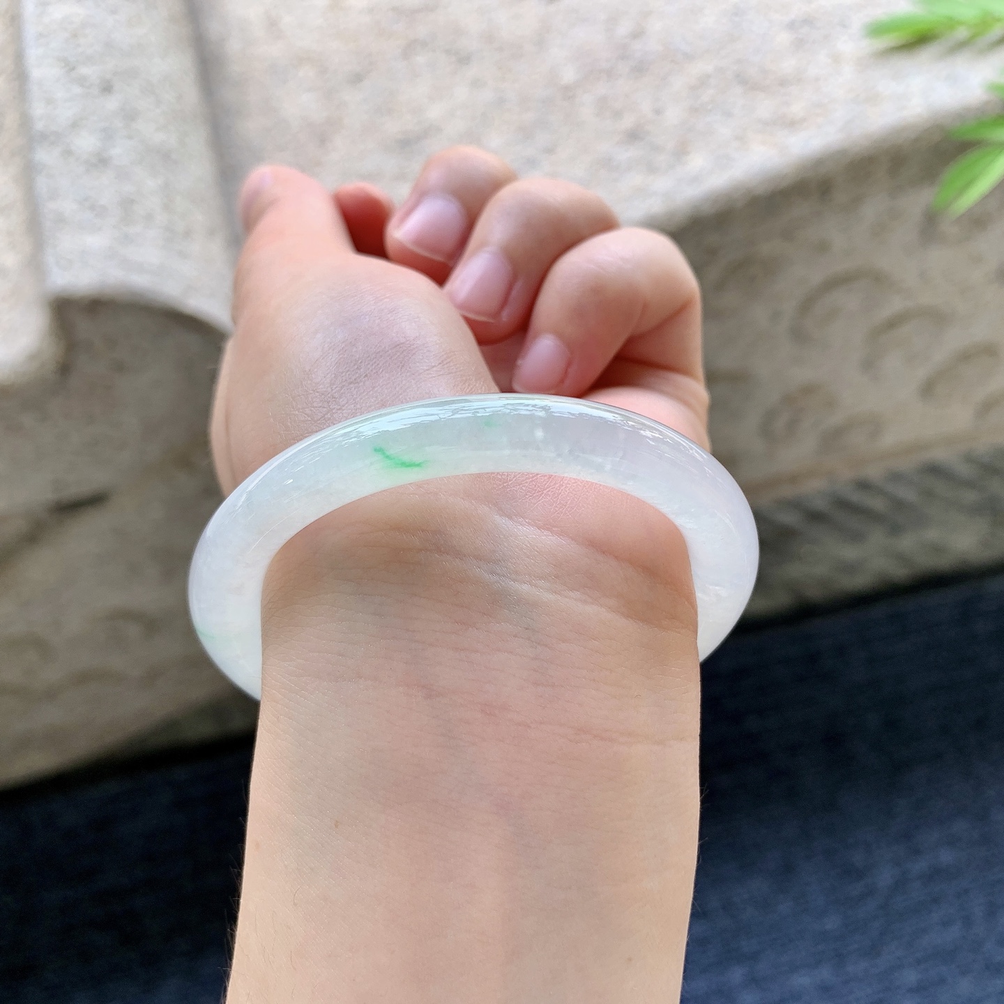 圆条51 52 圈口52.3/7.7/8.1 编码GF092389 冰糯飘绿，水润，种老，细腻，打灯有纹线