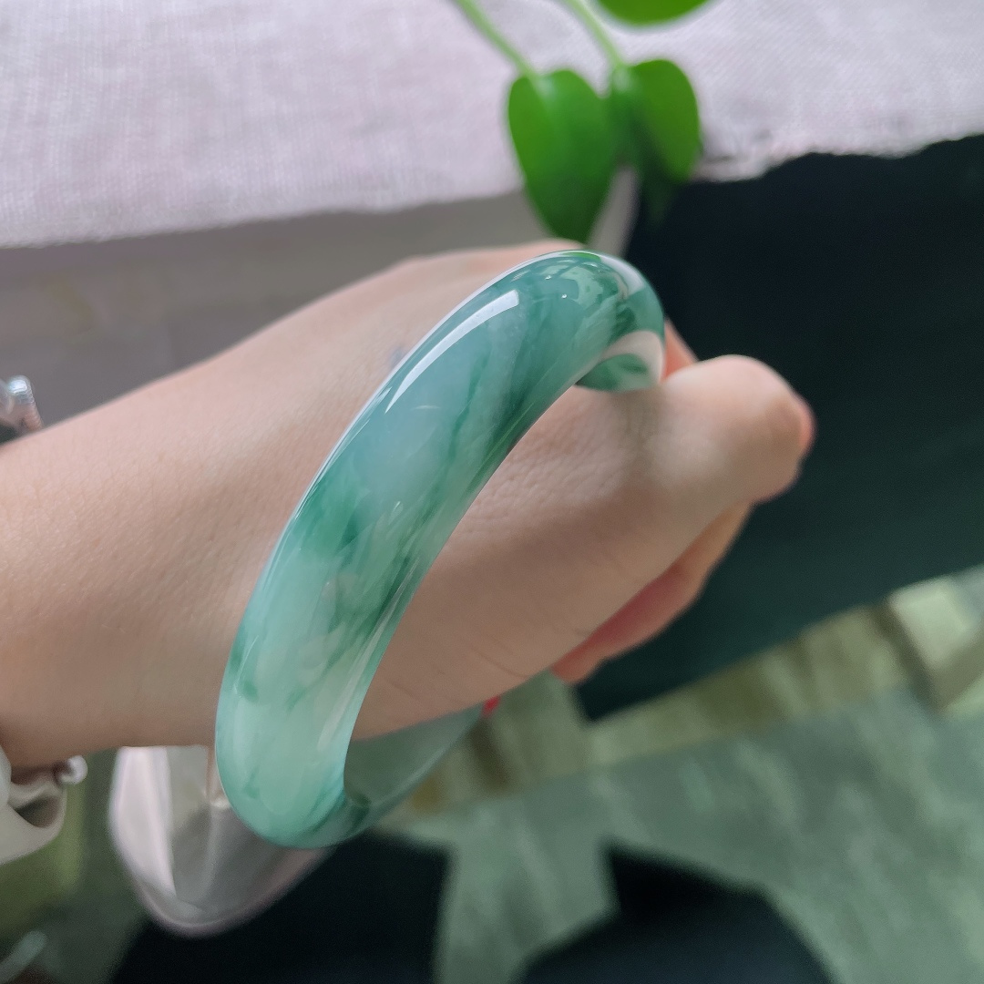 57.8/12.7/8.7，飘花正圈，无裂，温润水亮，细腻柔和， 丝丝缕缕的飘花随性舒展，不艳不俗，举手投足皆是含蓄温婉的东方韵味。ss59350a