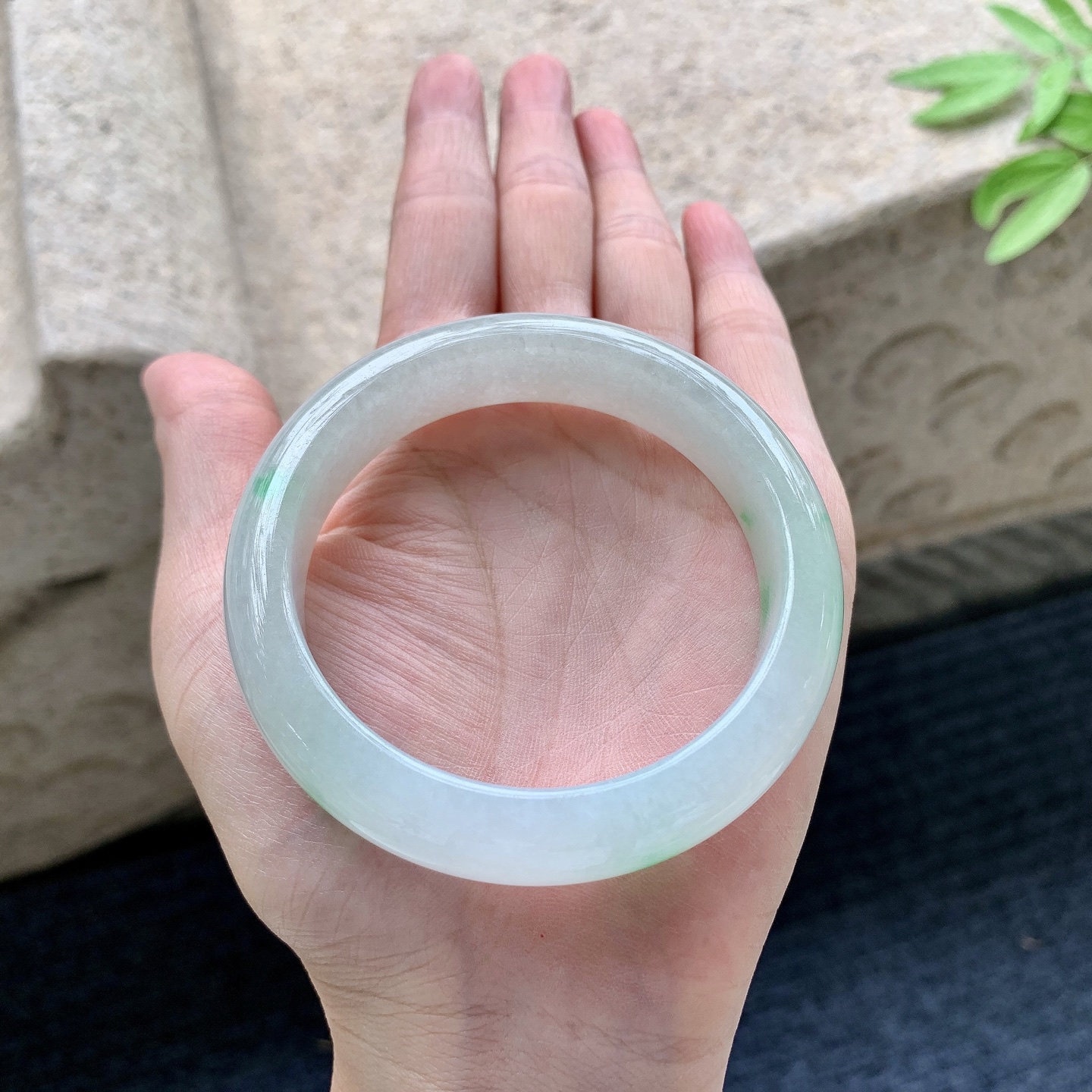 正圈54 55 圈口55.3/13.3/8.5 编码Q5092234 糯冰飘绿，水润，种老，细腻，无裂