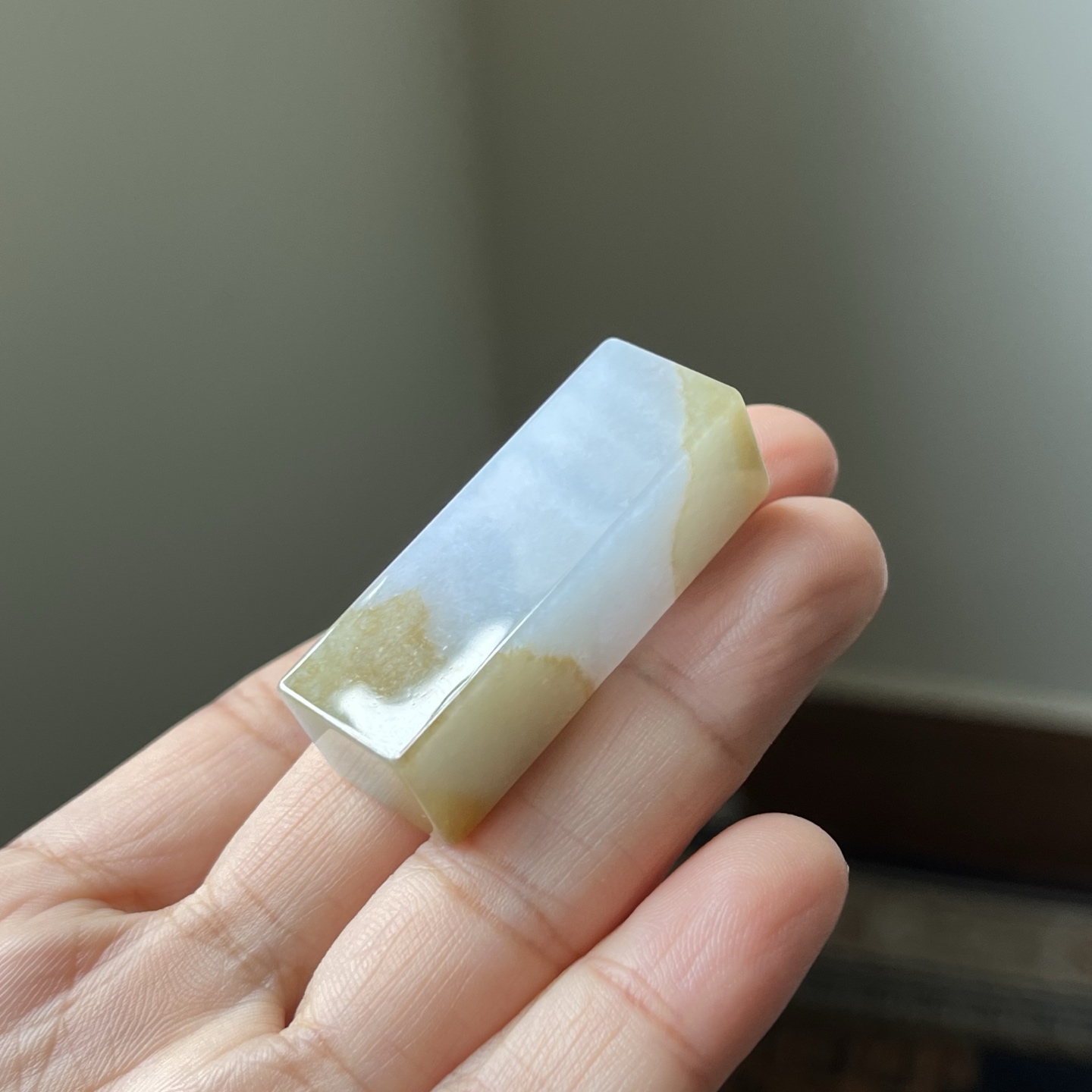 紫底黄翡俏色印章，天然俏色山水图，好意头，紫气东来，步步高升种水好，无裂，尺寸42.3×15×13，