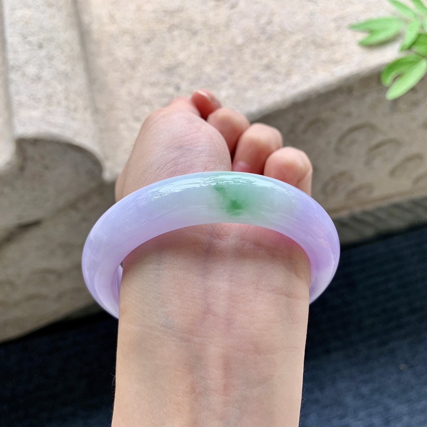 正圈55 56 圈口56.2/12.7/9.4 编码WW092240 艳紫飘绿，水润，种老，细腻，打灯有絮线