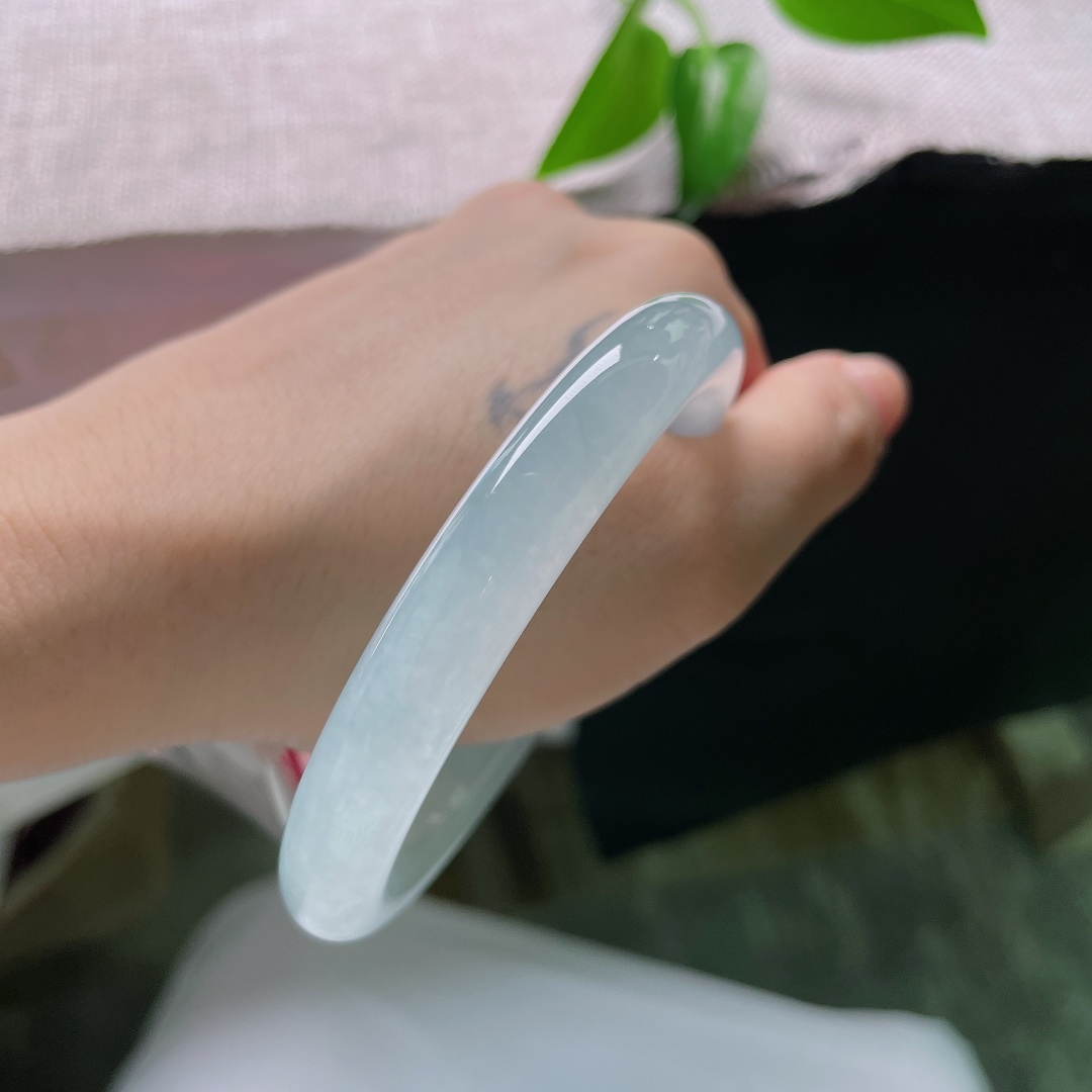 56.8/10，冰种圆条，无裂，冰感玉料细腻顺滑，素雅灰蓝调干净纯粹，平安镯型规整大气，自带清冷淡然气质。ss59649a