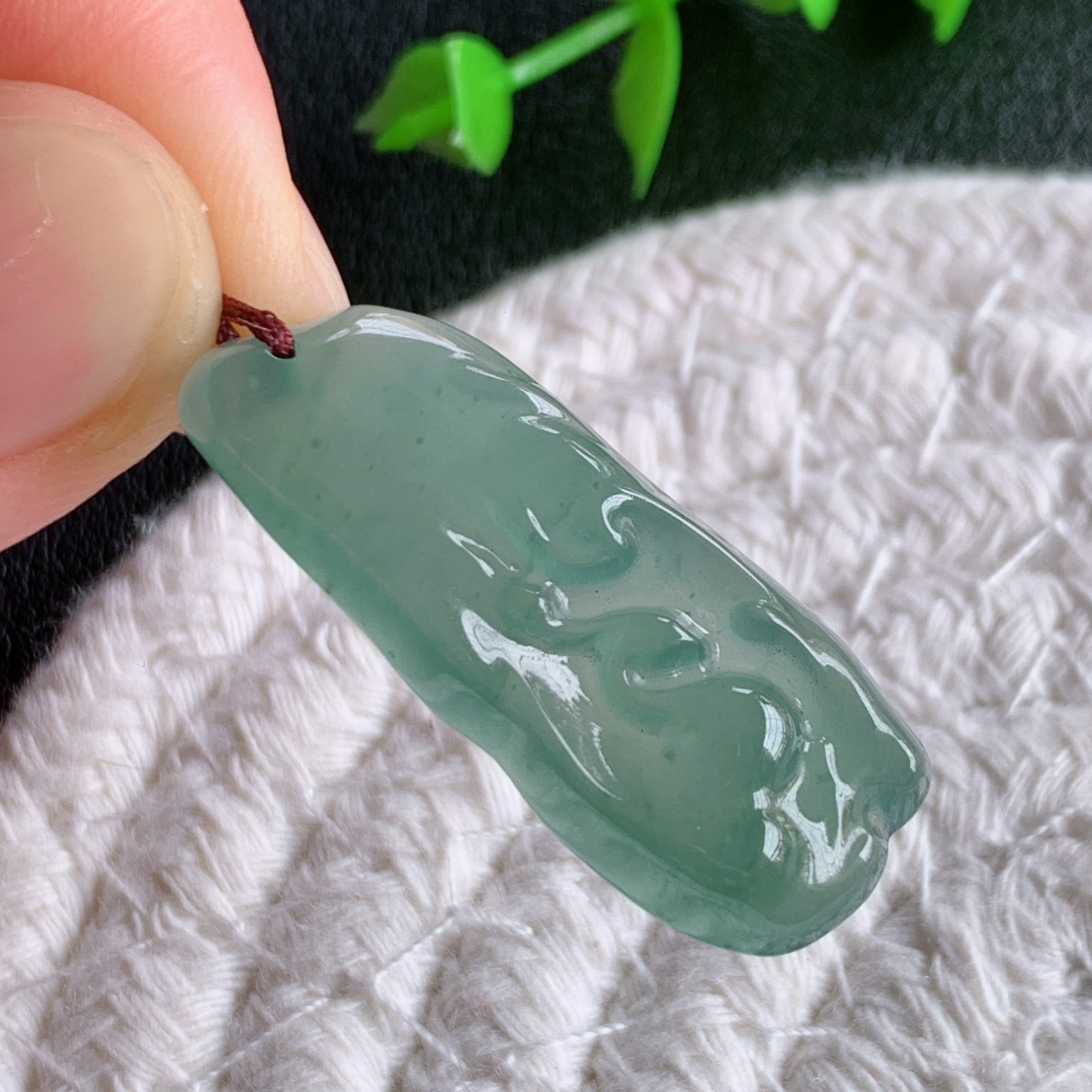 老坑冰润莲花挂件，种水上乘，肉质水润细腻，晶体结构致密，莹润通透，颜色清爽干净，色泽纯正  W03.20  尺寸：34.3-14-5.2mm