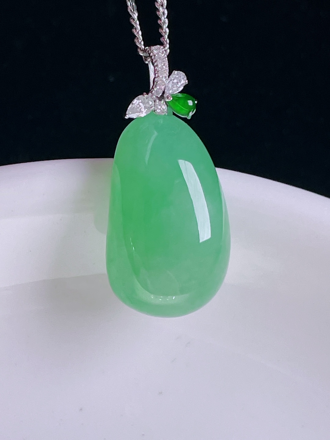 冰绿福瓜，18k镶嵌，老种起光，细底通透，尺寸：25.3裸石21/12/6.8mm0922