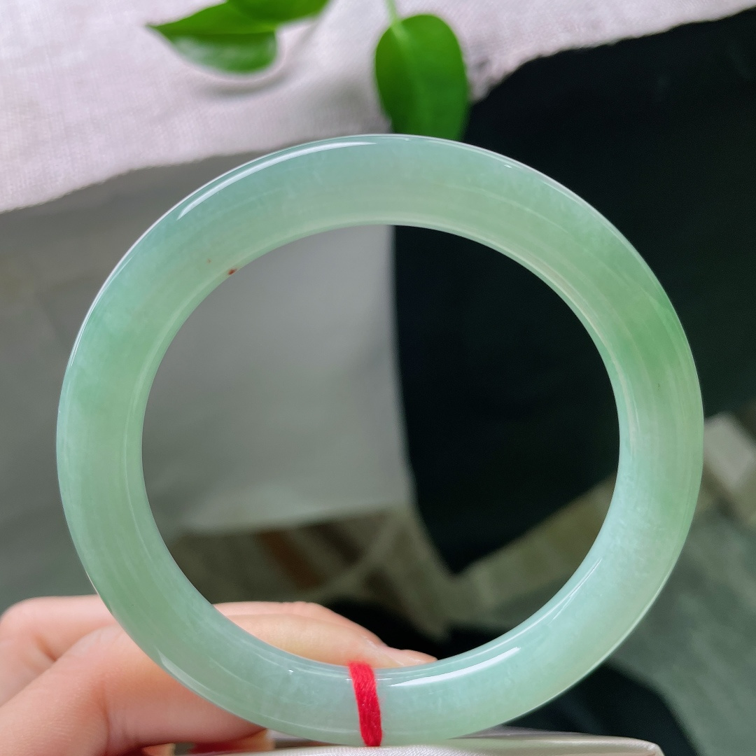 58.7/9.9，果绿圆条，棉线，玉质干净柔和，果绿深浅错落，恰似春日林间刚冒头的新叶，生机盎然。s