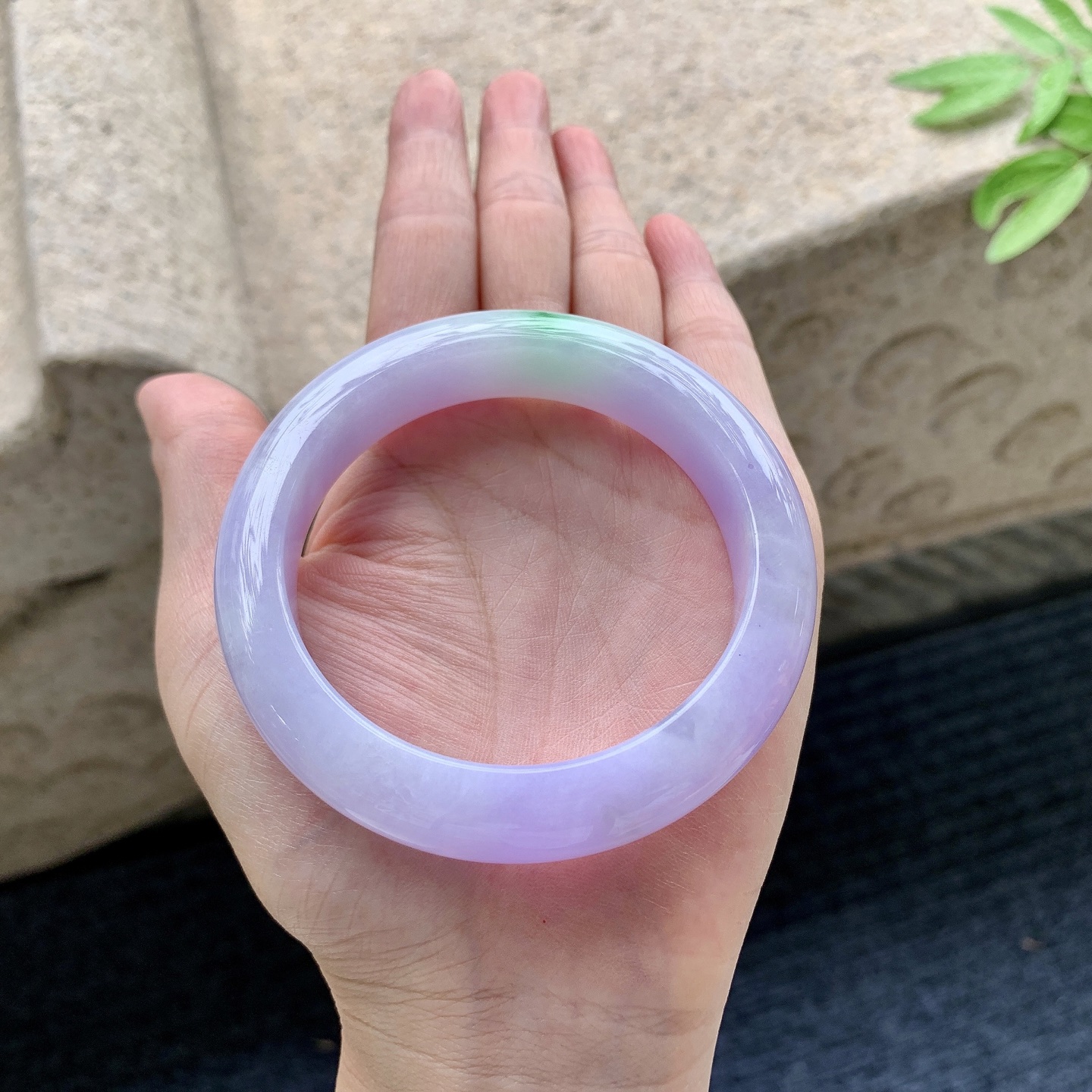 正圈55 56 圈口56.2/12.7/9.4 编码WW092240 艳紫飘绿，水润，种老，细腻，打灯有絮线