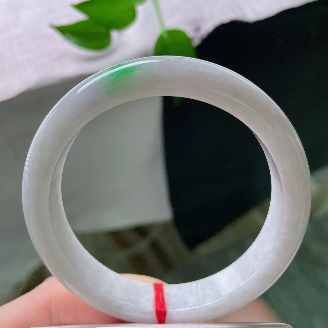 60.8/12.7/9.1，淡紫正圈，一点皮纹，纯净白底衬轻柔飘绿，翠色如烟缥缈弥散，平安镯型端庄周