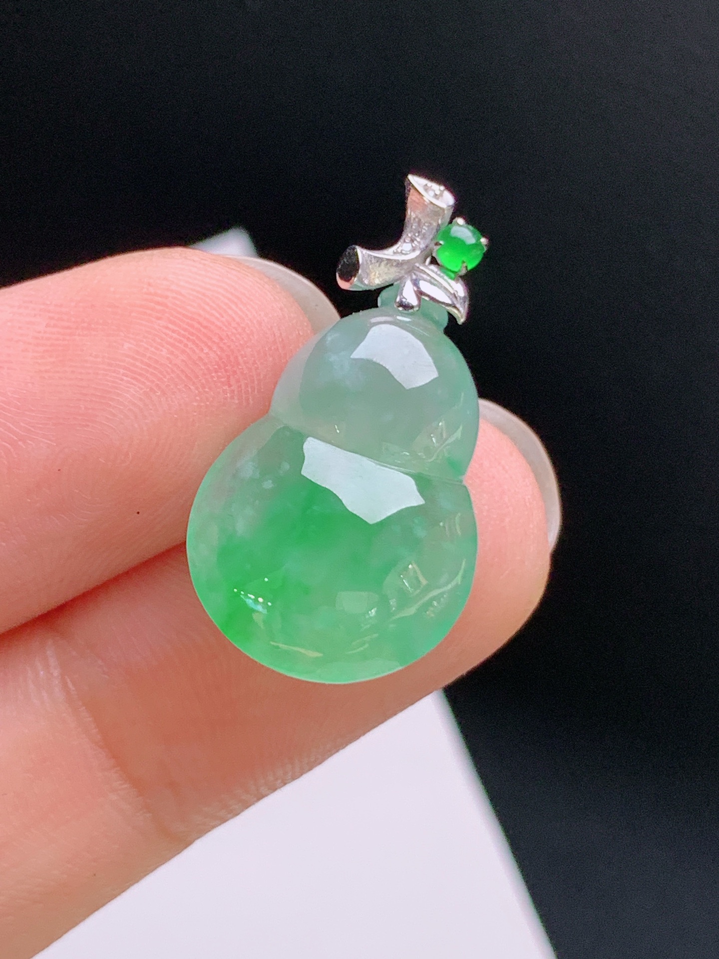 ️ 冰飘绿葫芦吊坠，清透飘绿，金钻点缀，寓意福禄双全 裸石17.5-13.1-5.7 整体23.6 98