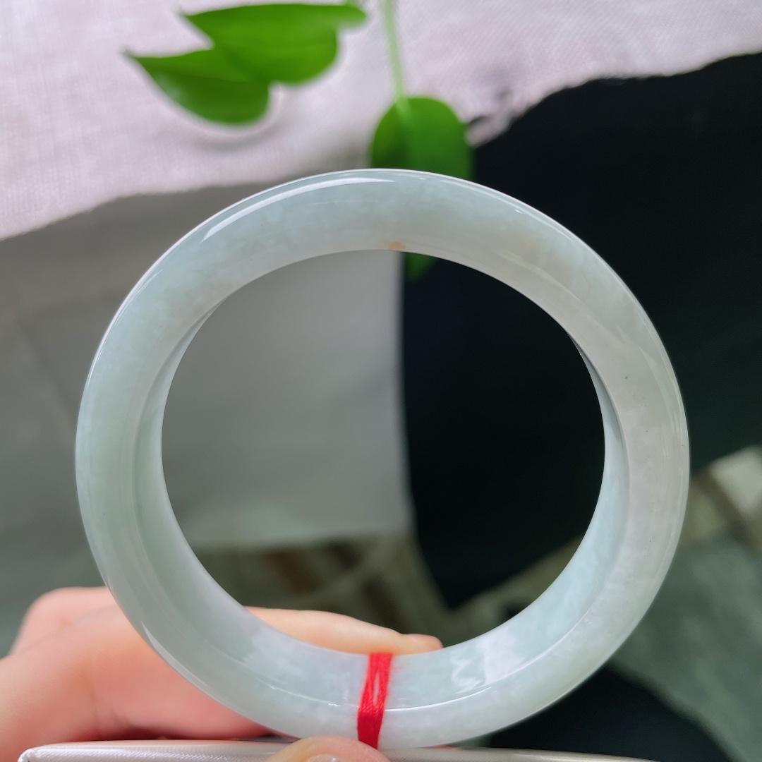 52.9/12/7.9，蓝底正圈，有裂，玉质的温润，搭配幽蓝底色，既有玉石的沉静，又有海的清灵，ss