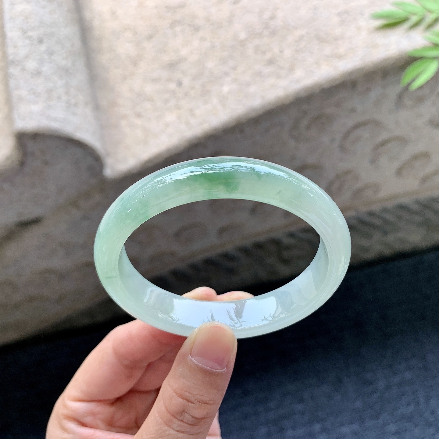 贵妃53 54 圈口54/46.9/12.3/7 编码GF092361 冰糯飘绿，水润，种老，细腻，打灯有棉线
