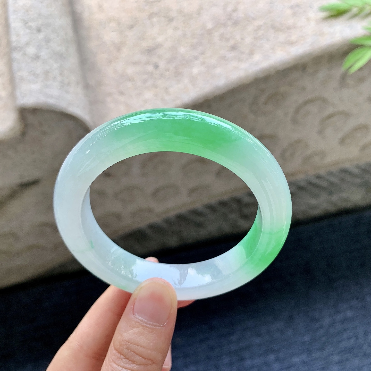 正圈54 55 圈口55.7/12.3/9.7 编码H3092354 冰糯飘辣阳绿，水润，种老，细腻，无裂