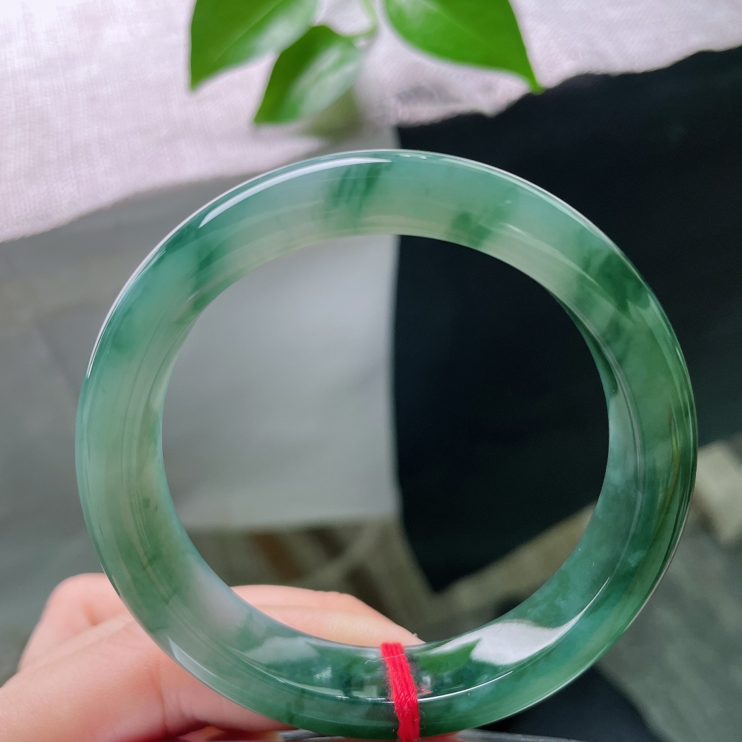 56.5/12.3/8.7，飘花正圈，小碎纹，温润水亮，细腻光滑，浓郁的墨绿飘花成片晕染在镯身，沉静中藏着生机。ss59420a