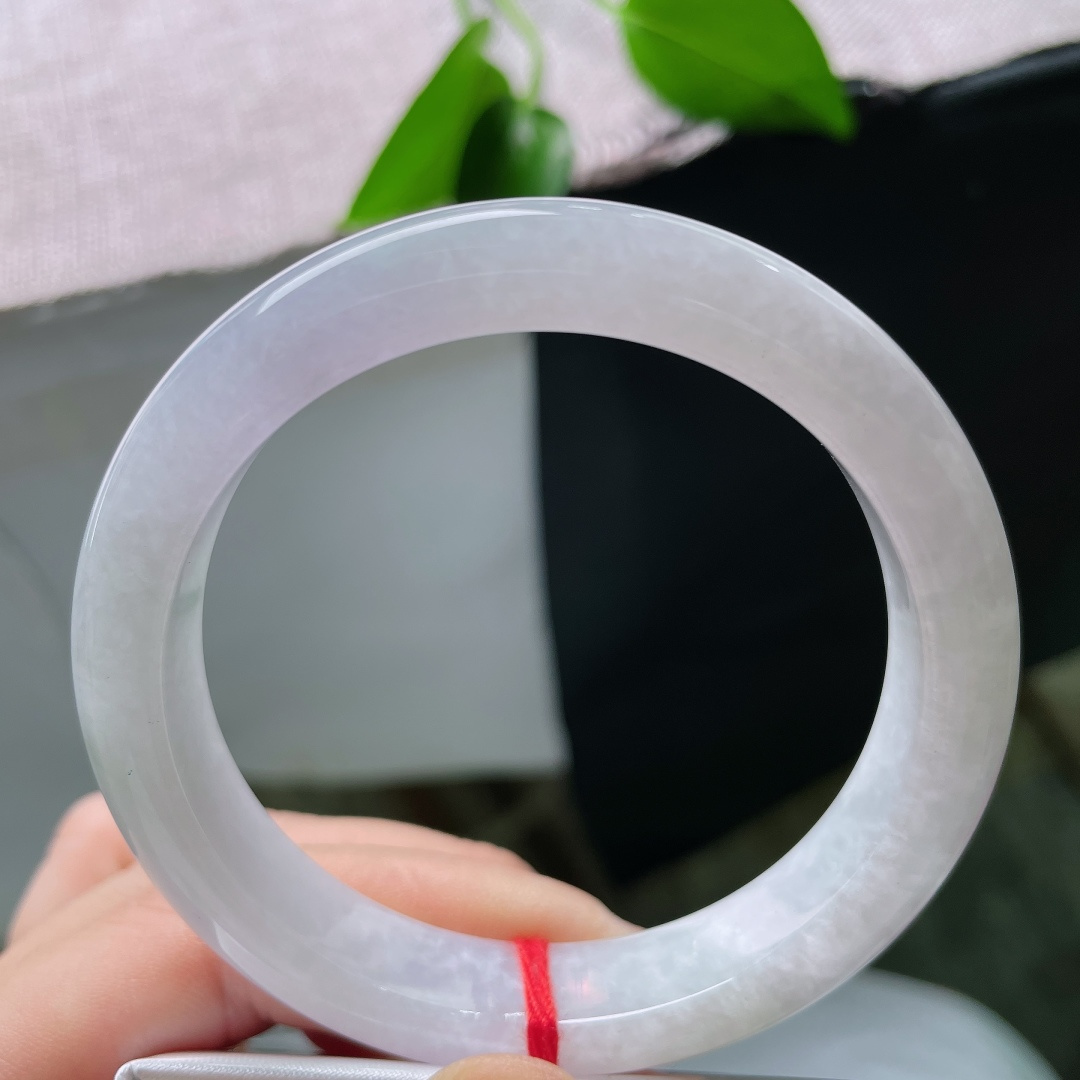 56.7/11.6/8.5，白月光正圈，一点皮纹，底子匀净细腻，光泽温润内敛，素面留白，演绎简约玉石