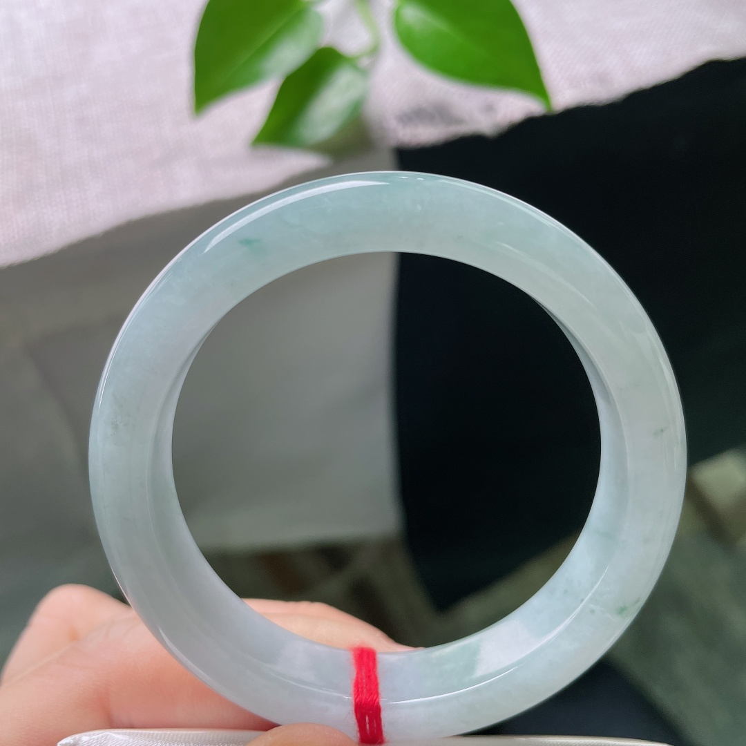 53.4/12/8，飘花正圈，无裂，清冰为底，蓝花轻扬，花色含蓄飘逸，素镯简约大气，宛如一幅淡墨山水凝于腕间。ss58793a