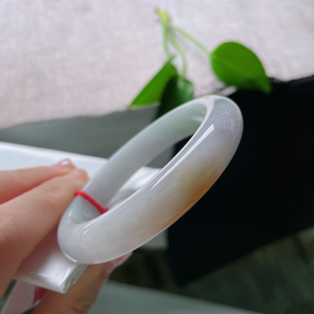 55.6/11.9/8.3，黄翡正圈，晶体，冰润底色干净柔和，一抹暖黄翡俏色点缀镯身，温润雅致，鸿运吉祥。ss59662a