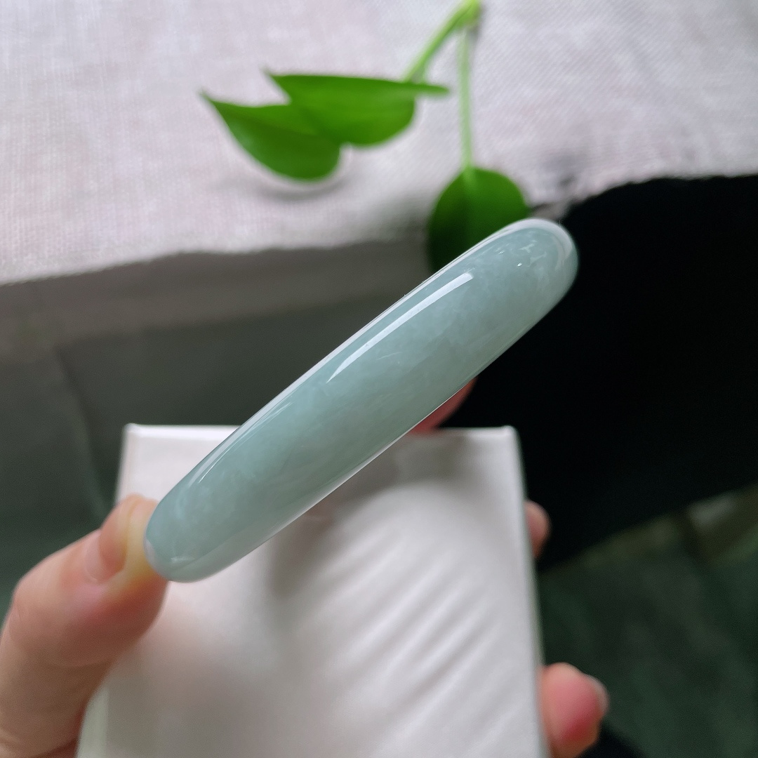 56.5/12.1/9.6，蓝底正圈，皮纹，玉质胶润饱满，包裹着淡淡的蓝韵，触感细腻，温润动人。ss59462a